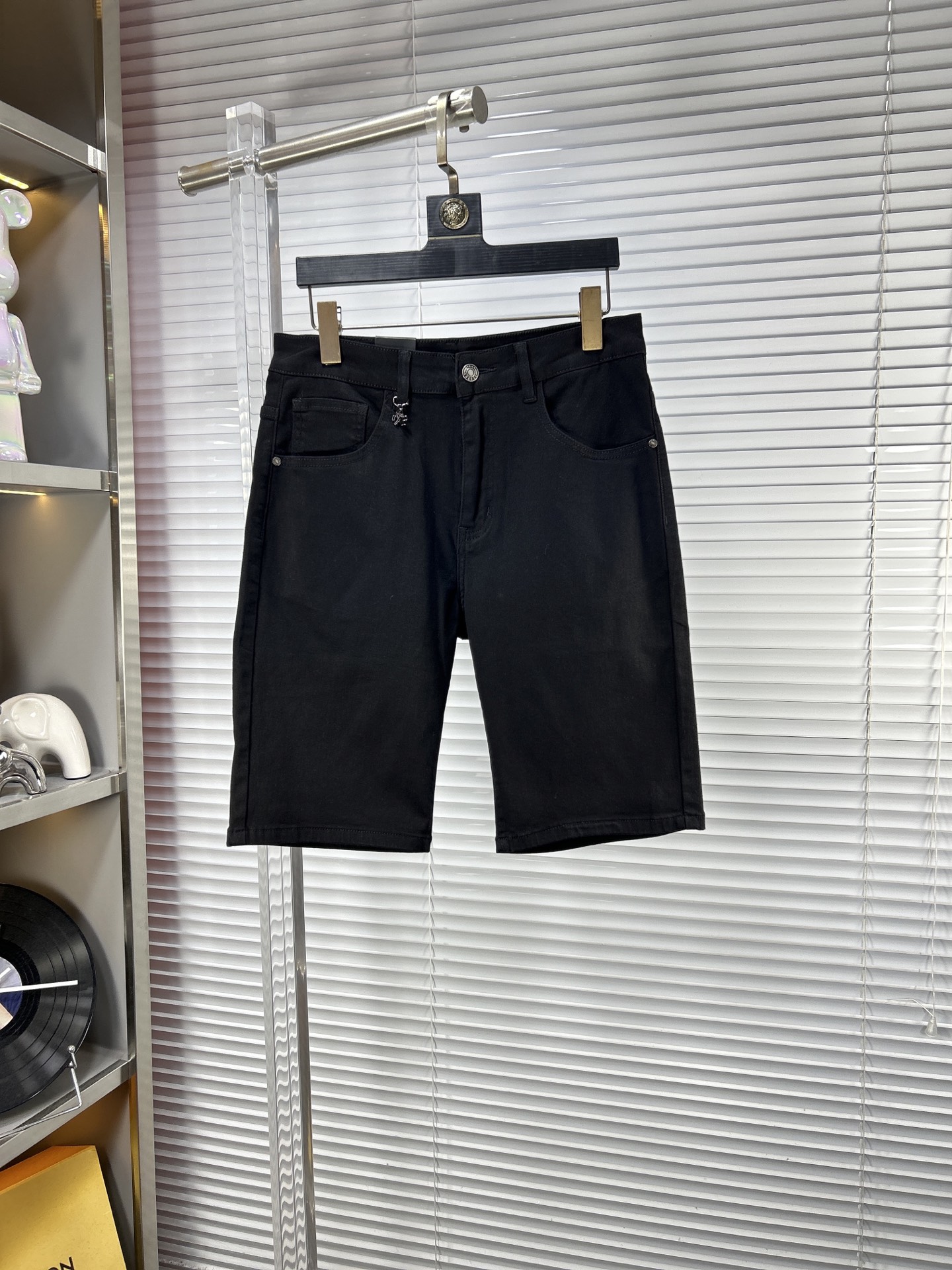 NO:917287,Prad*Prada ss26 new summer men's shorts and jeans. The fabric has good elasticity. Exclusively available on the official website. Fashionable and elegant. Uses original color yeast washing process. Selected imported heavyweight denim denim fabric. Equipped with counter hardware decoration. Genuine leather label. Exquisite stitching. Worth owning. Size 28-38 No 35 37m,,prada,prada,shorts,jeans,19860909Prad*普拉达 ss26夏季新款男士短裤牛仔裤 面料弹性好.独家发售 官网同步 时尚优雅 采用原色酵母水洗工艺 精选进口重磅丹宁牛仔面料 配专柜五金装饰 真皮皮牌 精致车线 值得拥有.码数28-38 无35 37m,,prada,prada,shorts,jeans,,Men's clothing