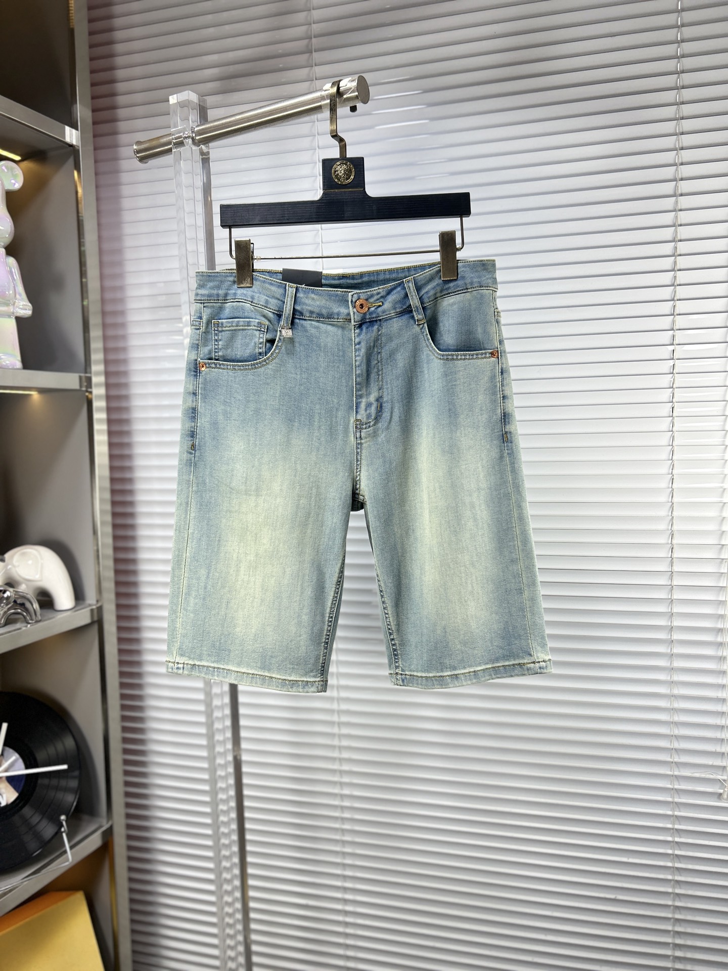 NO:917290,Herm* Hermès ss26 new summer men's shorts and jeans. The fabric has good elasticity. Exclusively available on the official website. Fashionable and elegant. Uses original color yeast washing process. Selected imported heavy denim denim fabric. Equipped with counter hardware decoration. Genuine leather label. Exquisite stitching. Worth owning. Size 28-38 No 35 37m,,hermes,hermes,shorts,jeans,19860909Herm*爱马仕 ss26夏季新款男士短裤牛仔裤 面料弹性好.独家发售 官网同步 时尚优雅 采用原色酵母水洗工艺 精选进口重磅丹宁牛仔面料 配专柜五金装饰 真皮皮牌 精致车线 值得拥有.码数28-38 无35 37m,,hermes,hermes,shorts,jeans,,Men's clothing