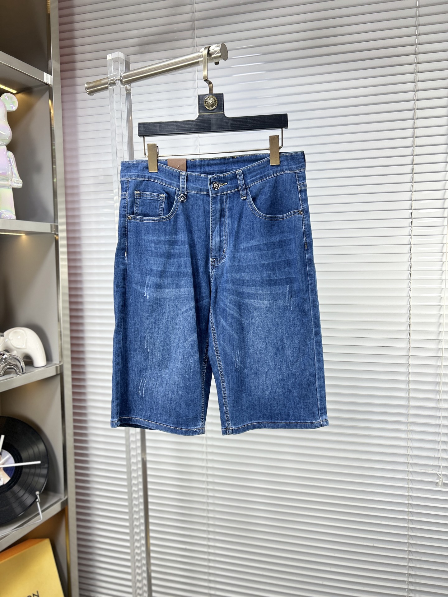 NO:917293,LV*Louis ss26 summer new men's shorts and jeans. The fabric has good elasticity. Exclusively sold on the official website. Fashionable and elegant. Uses original color yeast washing process. Selected imported heavyweight denim denim fabric. Equipped with counter hardware decoration. Genuine leather label. Exquisite stitching. Worth owning. Size 28-38 No 35 37m,,louis vuitton,louis vuitton,shorts,jeans,19860909LV*路易 ss26夏季新款男士短裤牛仔裤 面料弹性好.独家发售 官网同步 时尚优雅 采用原色酵母水洗工艺 精选进口重磅丹宁牛仔面料 配专柜五金装饰 真皮皮牌 精致车线 值得拥有.码数28-38 无35 37m,,louis vuitton,louis vuitton,shorts,jeans,,Men's clothing