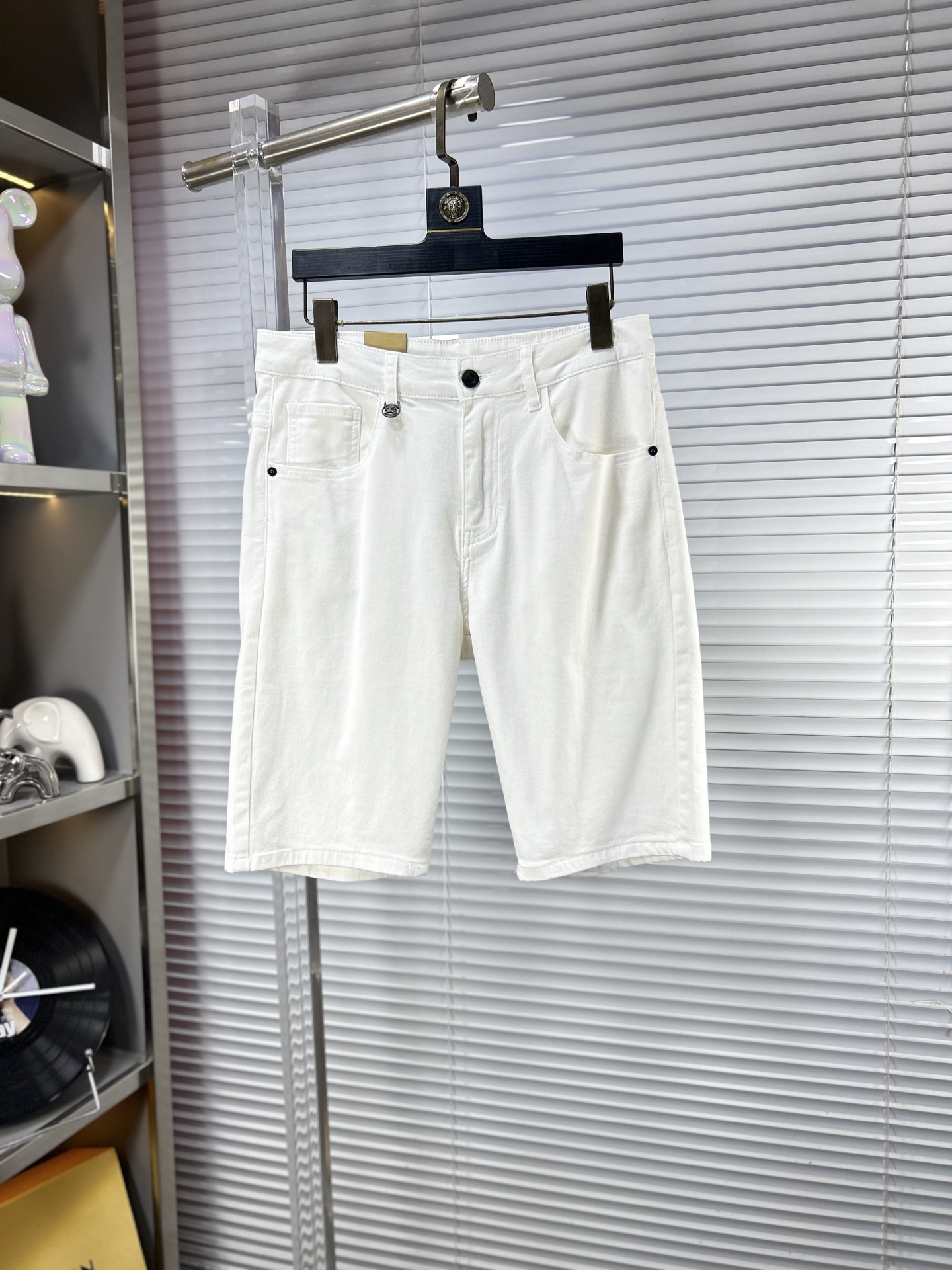 NO:917295,BBR* Burberry ss26 new summer men's shorts and jeans. The fabric has good elasticity. Exclusively available on the official website. Fashionable and elegant. Uses original color yeast washing process. Selected imported heavyweight denim denim fabric. Equipped with counter hardware decoration. Genuine leather brand. Exquisite stitching. Worth owning. Size 28-38 No 35 37m,,burberry,shorts,jeans,19860909BBR*巴宝莉 ss26夏季新款男士短裤牛仔裤 面料弹性好.独家发售 官网同步 时尚优雅 采用原色酵母水洗工艺 精选进口重磅丹宁牛仔面料 配专柜五金装饰 真皮皮牌 精致车线 值得拥有.码数28-38 无35 37m,,burberry,shorts,jeans,,Men's clothing
