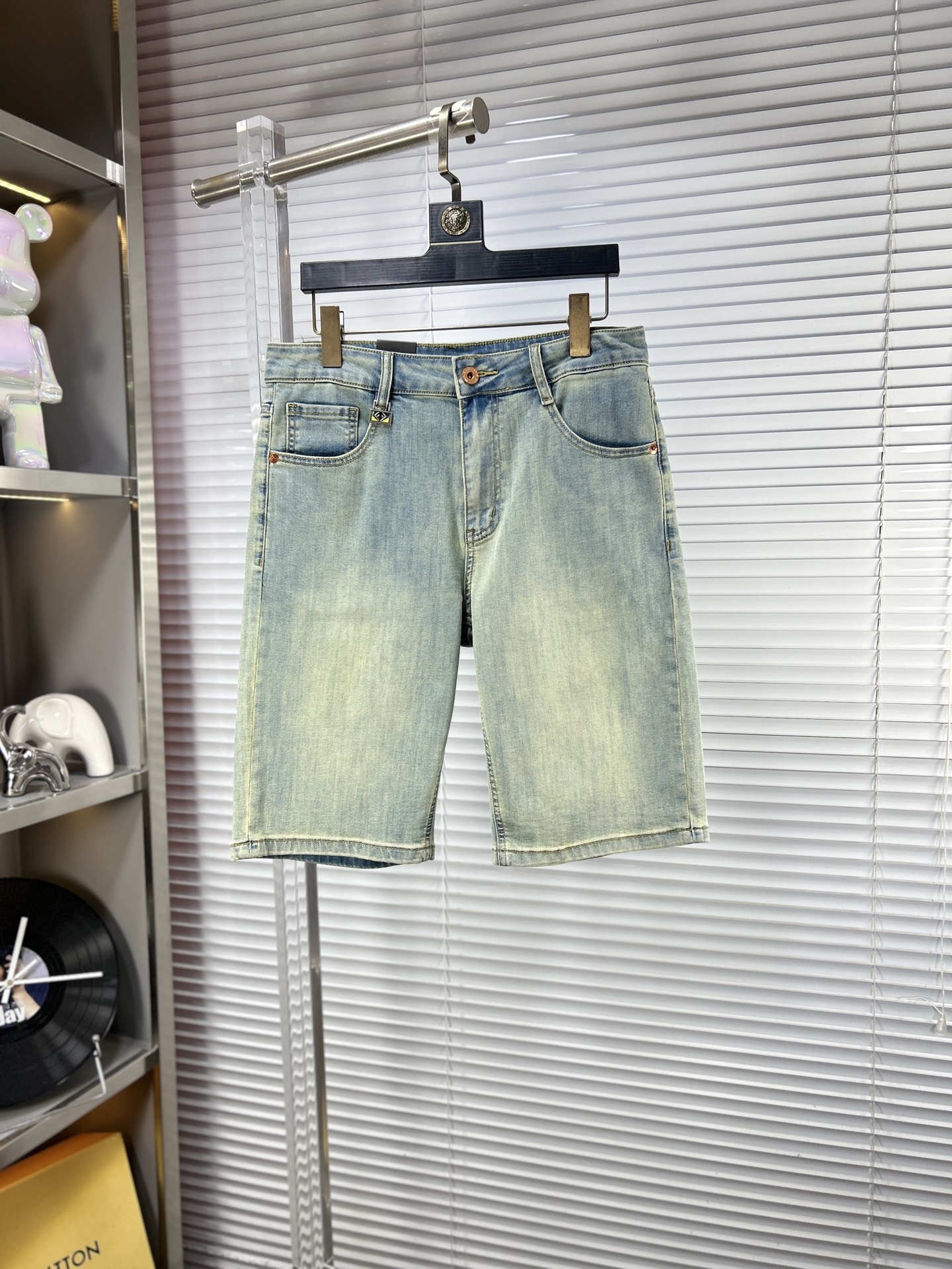 NO:917297,Fend* Fendi ss26 new summer men's shorts and jeans. The fabric has good elasticity. Exclusively available on the official website. Fashionable and elegant. Using original color yeast washing process. Selected imported heavyweight denim denim fabric. Equipped with counter hardware decoration. Genuine leather label. Exquisite stitching. Worth owning. Size 28-38 No 35 37m,,fendi,fendi,shorts,jeans,19860909Fend*芬迪 ss26夏季新款男士短裤牛仔裤 面料弹性好.独家发售 官网同步 时尚优雅 采用原色酵母水洗工艺 精选进口重磅丹宁牛仔面料 配专柜五金装饰 真皮皮牌 精致车线 值得拥有.码数28-38 无35 37m,,fendi,fendi,shorts,jeans,,Men's clothing