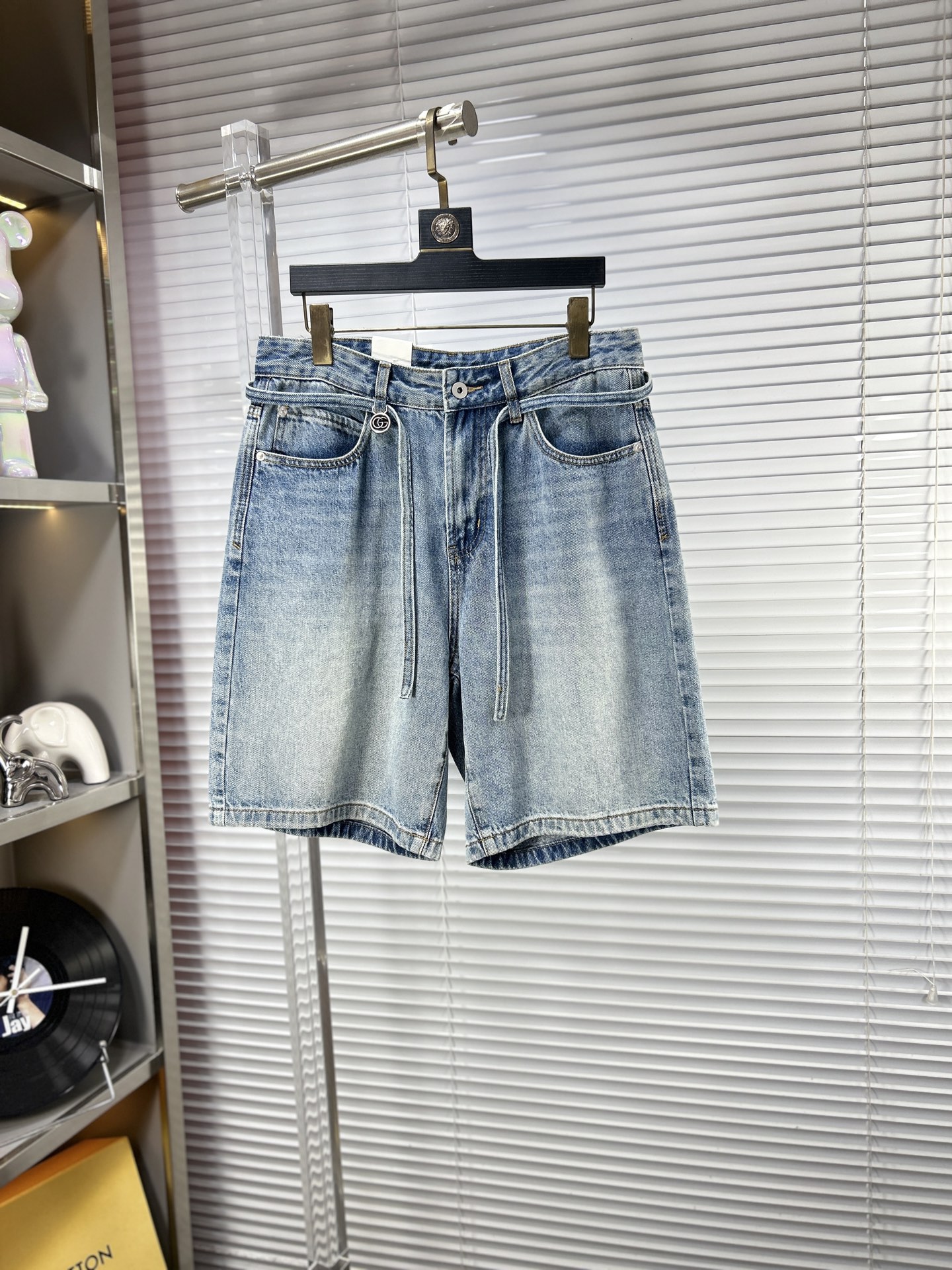 NO:917299,Gucc*Gucci ss26 new summer men's shorts and jeans. The fabric has good elasticity. Exclusively available on the official website. Fashionable and elegant. Uses original color yeast washing process. Selected imported heavyweight denim denim fabric. Equipped with counter hardware decoration. Genuine leather label. Exquisite stitching. Worth owning. Size 28-38 No 35 37m,,gucci,shorts,jeans,19860909Gucc*古奇 ss26夏季新款男士短裤牛仔裤 面料弹性好.独家发售 官网同步 时尚优雅 采用原色酵母水洗工艺 精选进口重磅丹宁牛仔面料 配专柜五金装饰 真皮皮牌 精致车线 值得拥有.码数28-38 无35 37m,,gucci,shorts,jeans,,Men's clothing