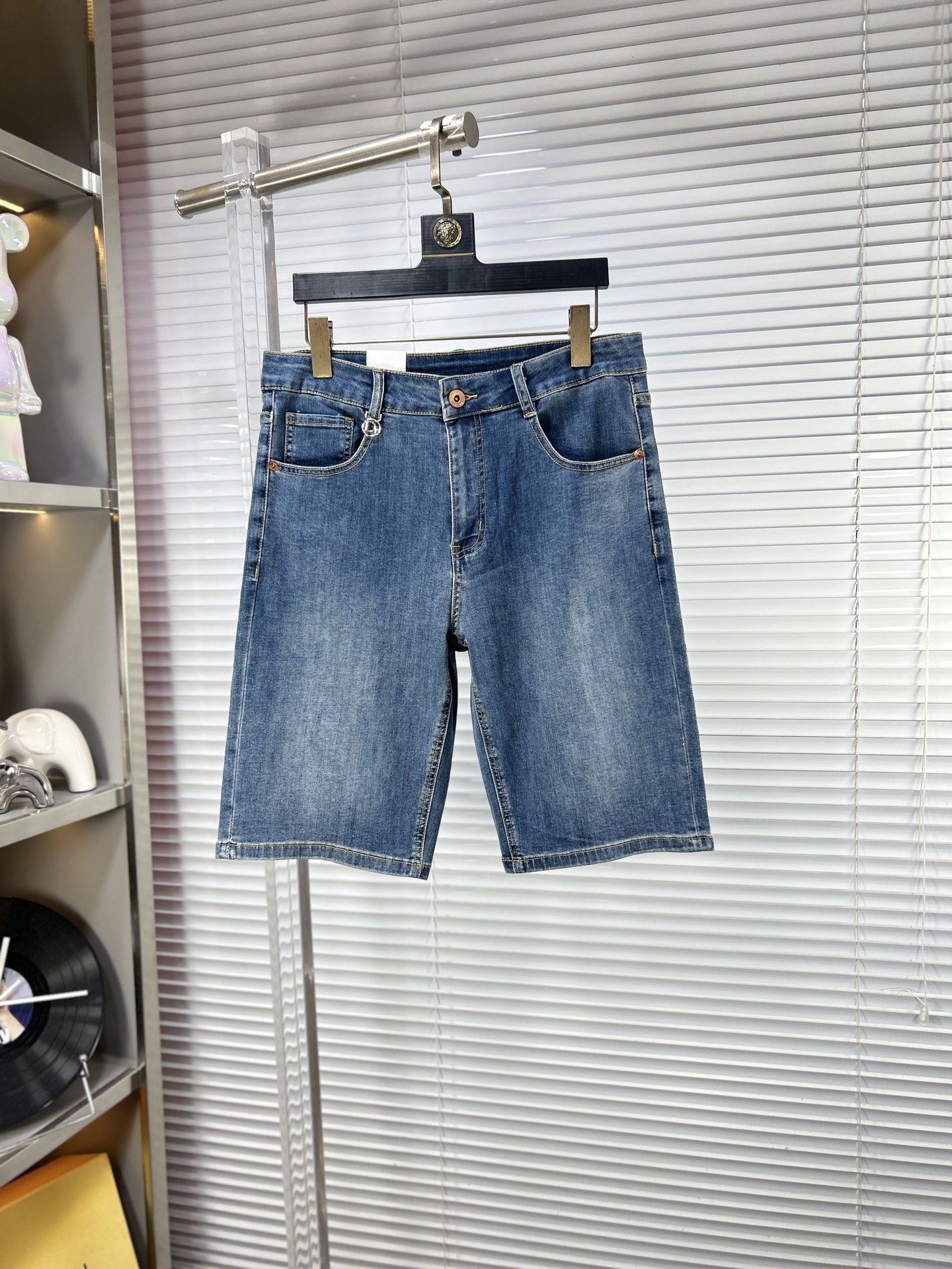NO:917302,DIo*Dior ss26 new summer men's shorts and jeans. The fabric has good elasticity. Exclusively available on the official website. Fashionable and elegant. Uses original color yeast washing process. Selected imported heavyweight denim denim fabric. Equipped with counter hardware decoration. Genuine leather label. Exquisite stitching. Worth owning. Size 28-38 No 35 37m,,dior,dior,shorts,jeans,19860909DIo*迪奥 ss26夏季新款男士短裤牛仔裤 面料弹性好.独家发售 官网同步 时尚优雅 采用原色酵母水洗工艺 精选进口重磅丹宁牛仔面料 配专柜五金装饰 真皮皮牌 精致车线 值得拥有.码数28-38 无35 37m,,dior,dior,shorts,jeans,,Men's clothing