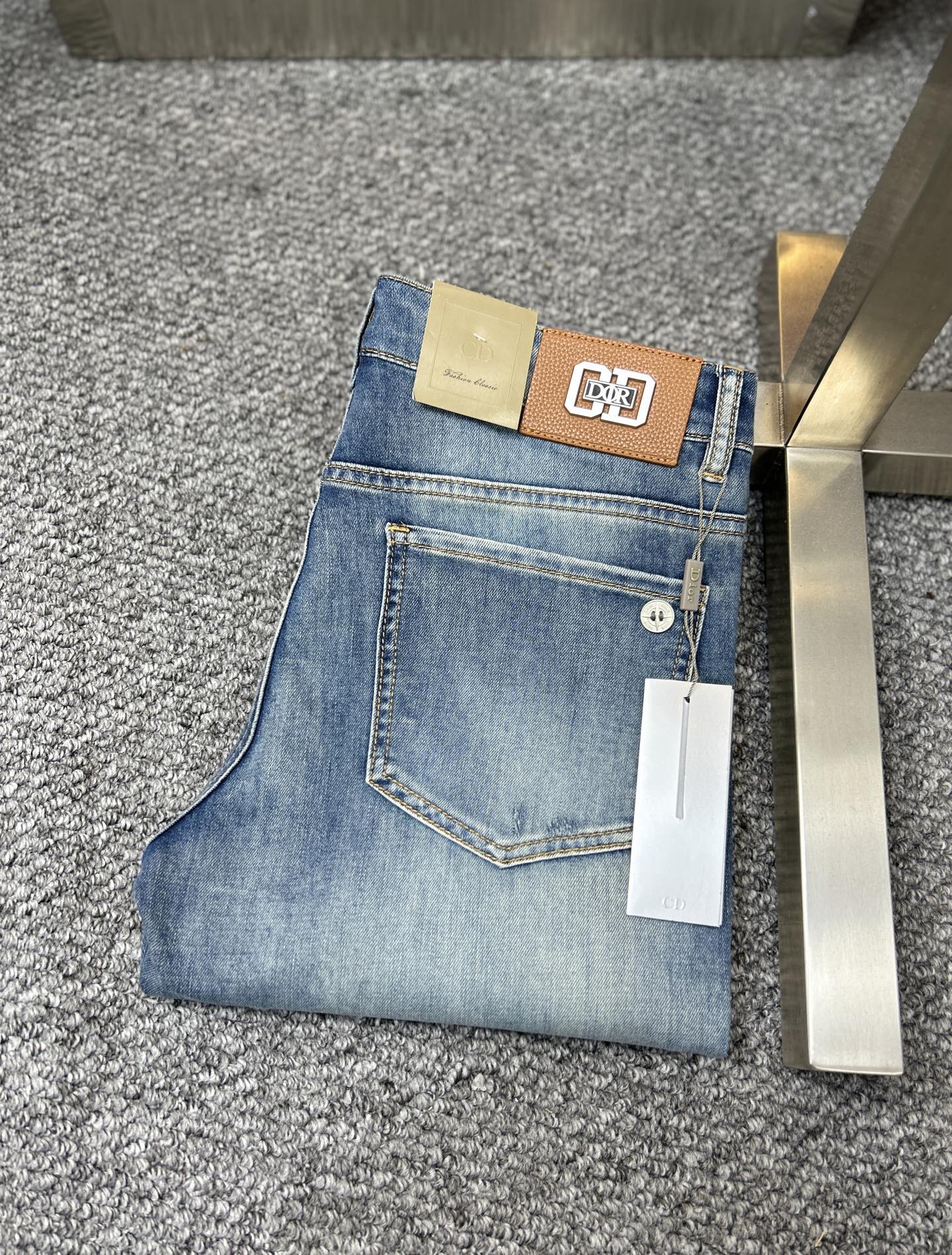 NO:947813,DIo*Dior ss26 new summer men's jeans. The fabric has good elasticity. Exclusively sold. Synchronized with the official website. Fashionable and elegant. Uses original color yeast washing process. Selected imported heavyweight denim denim fabric. Equipped with counter hardware decoration. Genuine leather label. Exquisite stitching. Worth owning. Size 28-38. No 37m,,dior,dior,jeans,19860909DIo*迪奥 ss26夏季新款男士牛仔裤 面料弹性好.独家发售 官网同步 时尚优雅 采用原色酵母水洗工艺 精选进口重磅丹宁牛仔面料 配专柜五金装饰 真皮皮牌 精致车线 值得拥有.码数28-38 无37m,,dior,dior,jeans,,Men's clothing