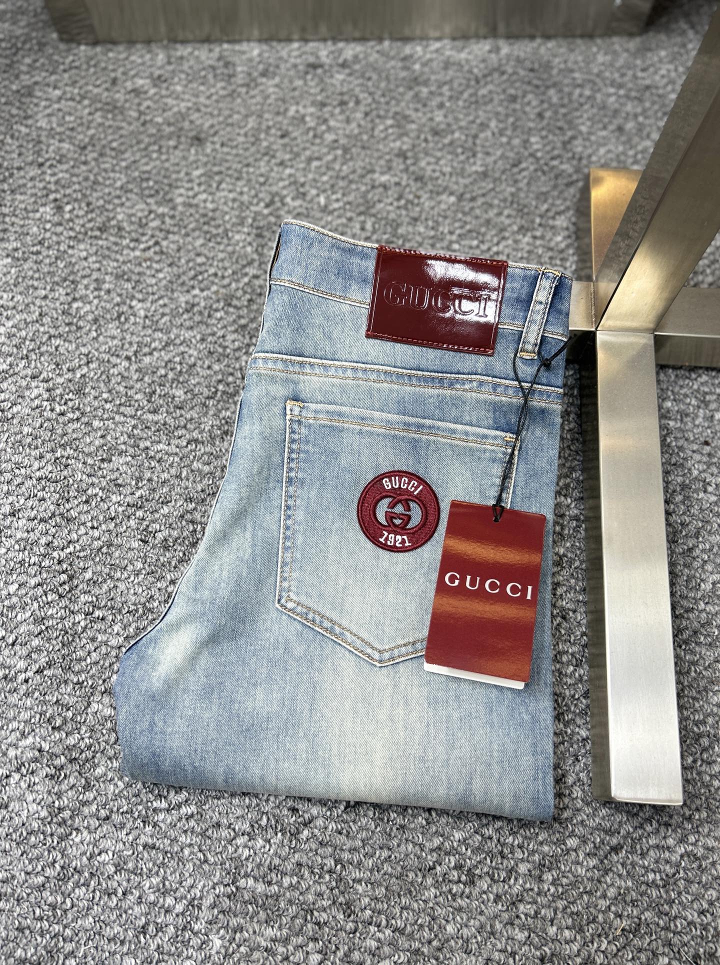 NO:947890,Gucc*Gucci ss26 new summer men's jeans. The fabric has good elasticity. Exclusive sale. Synchronized with the official website. Fashionable and elegant. Uses original color yeast washing process. Selected imported heavyweight denim denim fabric. Equipped with counter hardware decoration. Genuine leather label. Exquisite stitching. Worth owning. Size 28-38. No 37m,,gucci,jeans,19860909Gucc*古奇 ss26夏季新款男士牛仔裤 面料弹性好.独家发售 官网同步 时尚优雅 采用原色酵母水洗工艺 精选进口重磅丹宁牛仔面料 配专柜五金装饰 真皮皮牌 精致车线 值得拥有.码数28-38 无37m,,gucci,jeans,,Men's clothing