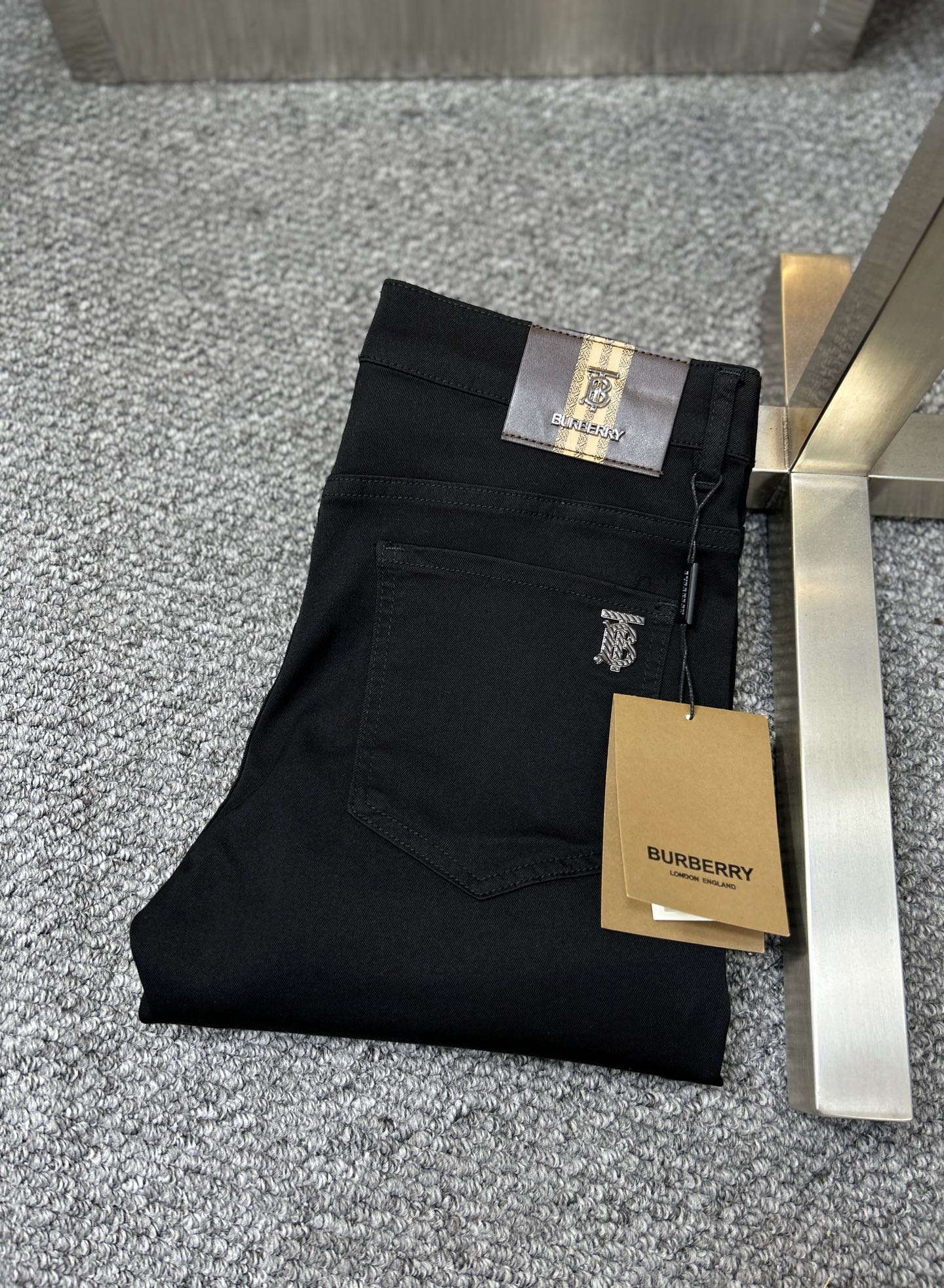 NO:947877,BBR*Burberry ss26 new summer men's jeans. The fabric has good elasticity. Exclusively sold on the official website. Fashionable and elegant. Uses original color yeast washing process. Selected imported heavyweight denim denim fabric. Equipped with counter hardware decoration. Genuine leather brand. Exquisite stitching. Worth owning. Size 28-38. No 37m,, burberry, jeans,19860909BBR*巴宝莉 ss26夏季新款男士牛仔裤 面料弹性好.独家发售 官网同步 时尚优雅 采用原色酵母水洗工艺 精选进口重磅丹宁牛仔面料 配专柜五金装饰 真皮皮牌 精致车线 值得拥有.码数28-38 无37m,,burberry,jeans,,Men's clothing