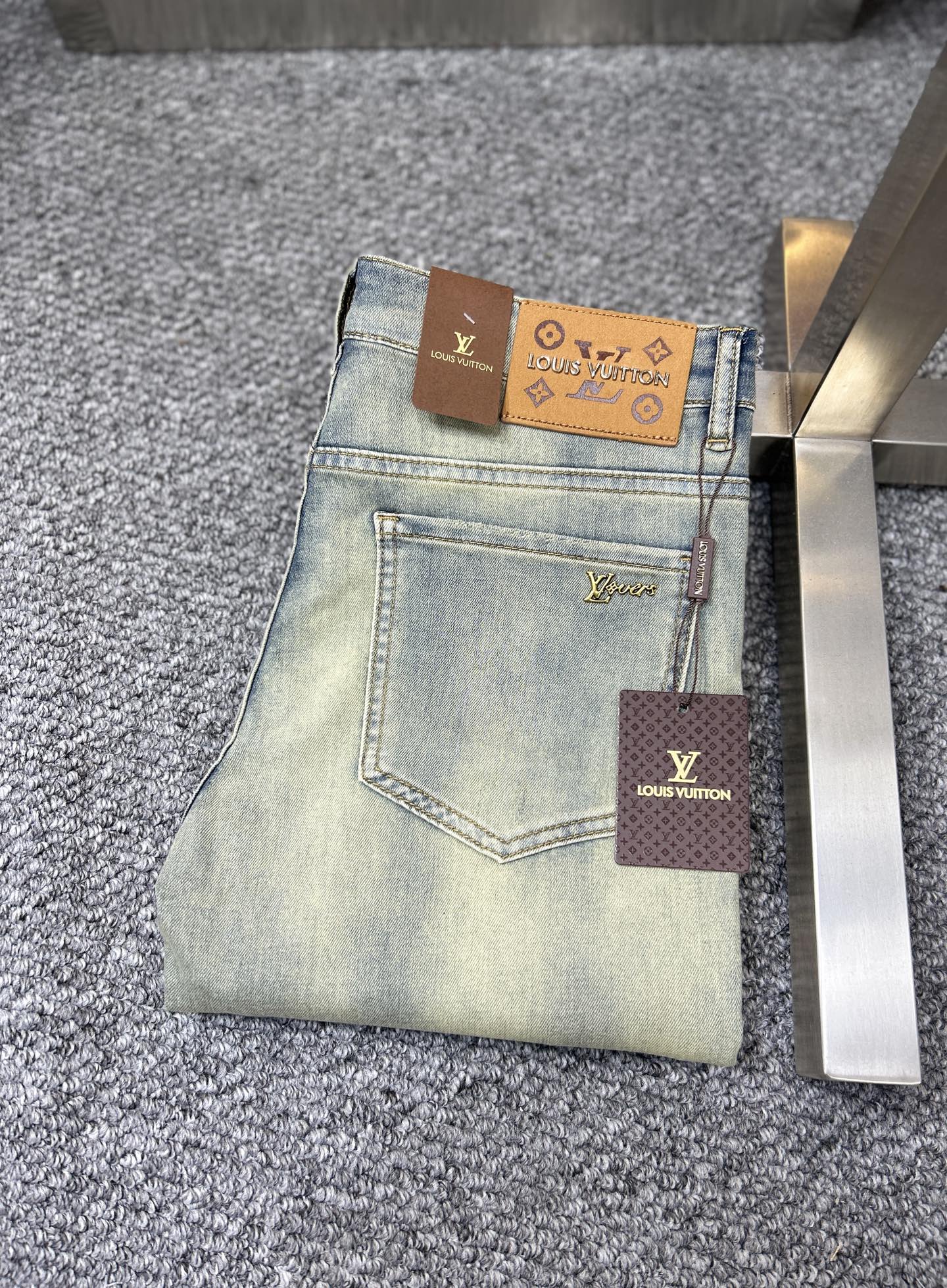 NO:947864,LV*Louis ss26 new summer men's jeans. The fabric has good elasticity. Exclusive sale. Official website synchronization. Fashionable and elegant. Uses original color yeast washing process. Selected imported heavyweight denim denim fabric. Equipped with counter hardware decoration. Genuine leather label. Exquisite stitching. Worth owning. Size 28-38. No 37m,,louis vuitton,louis vuitton,jeans,19860909LV*路易 ss26夏季新款男士牛仔裤 面料弹性好.独家发售 官网同步 时尚优雅 采用原色酵母水洗工艺 精选进口重磅丹宁牛仔面料 配专柜五金装饰 真皮皮牌 精致车线 值得拥有.码数28-38 无37m,,louis vuitton,louis vuitton,jeans,,Men's clothing