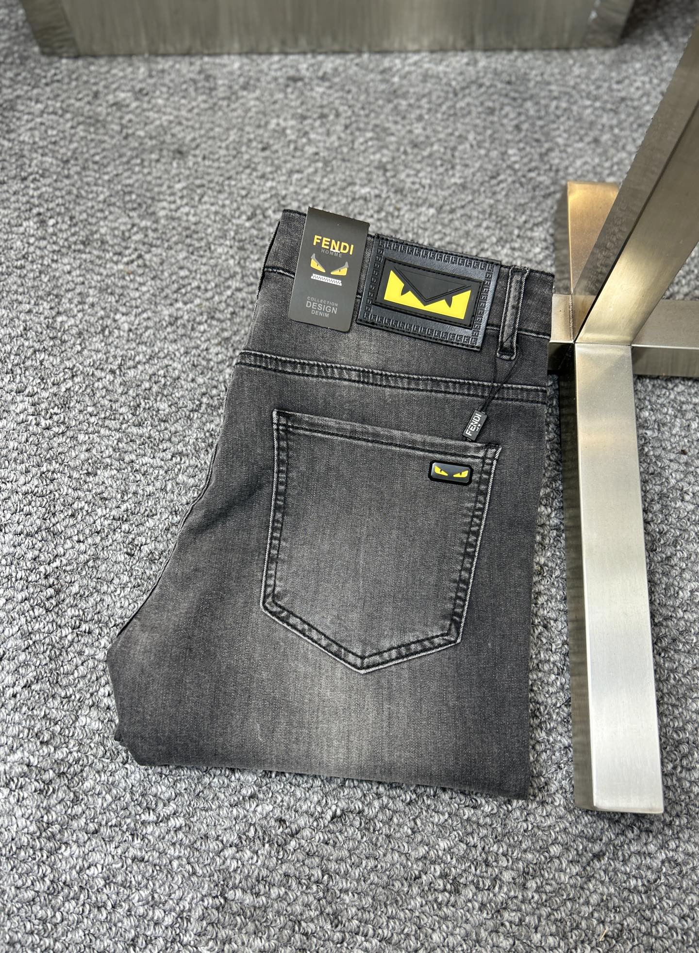 NO:947854,Fend* Fendi ss26 new summer men's jeans. The fabric has good elasticity. Exclusive sale. Synchronized with the official website. Fashionable and elegant. Using original color yeast washing process. Selected imported heavyweight denim denim fabric. Equipped with counter hardware decoration. Genuine leather label. Exquisite stitching. Worth owning. Size 28-38. No 37m,,fendi,fendi,jeans,19860909Fend*芬迪 ss26夏季新款男士牛仔裤 面料弹性好.独家发售 官网同步 时尚优雅 采用原色酵母水洗工艺 精选进口重磅丹宁牛仔面料 配专柜五金装饰 真皮皮牌 精致车线 值得拥有.码数28-38 无37m,,fendi,fendi,jeans,,Men's clothing