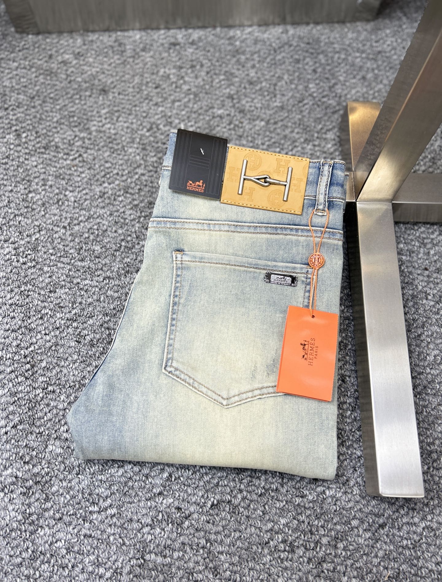 NO:947844,Herm* Hermès ss26 new summer men's jeans. The fabric has good elasticity. Exclusively available on the official website. Fashionable and elegant. Uses original color yeast washing process. Selected imported heavyweight denim denim fabric. Equipped with counter hardware decoration. Genuine leather label. Exquisite stitching. Worth owning. Size 28-38 No 37m,,hermes,hermes,jeans,19860909Herm*爱马仕 ss26夏季新款男士牛仔裤 面料弹性好.独家发售 官网同步 时尚优雅 采用原色酵母水洗工艺 精选进口重磅丹宁牛仔面料 配专柜五金装饰 真皮皮牌 精致车线 值得拥有.码数28-38 无37m,,hermes,hermes,jeans,,Men's clothing