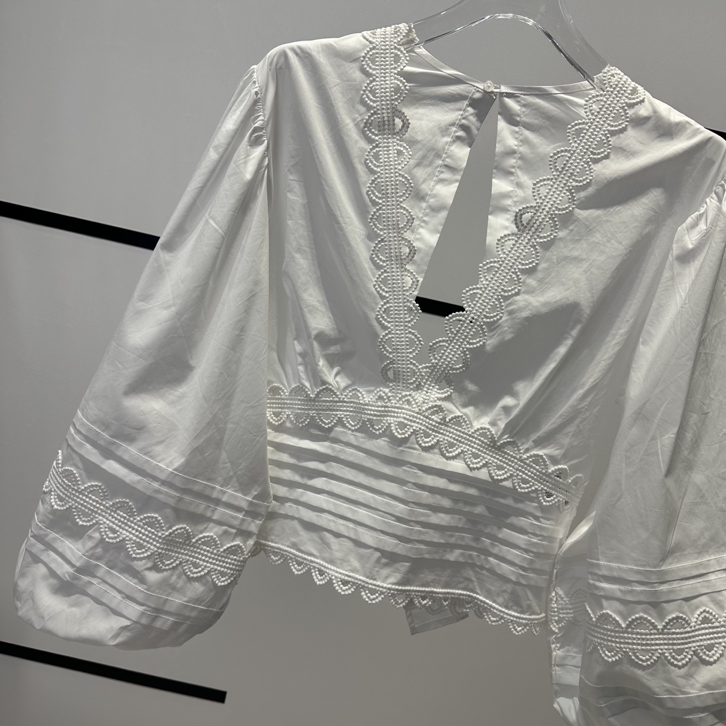 High-end Women’s Clothes: SandroB5092 Bubble-sleeved Shirts with Water Solution, Low-profile Design. - 图片 4