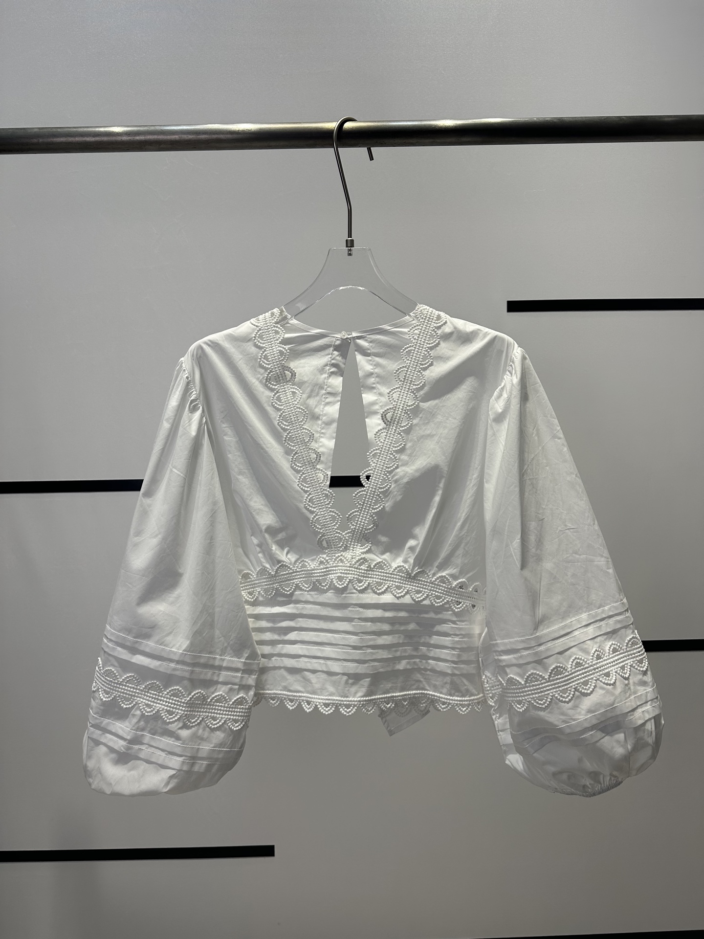 High-end Women’s Clothes: SandroB5092 Bubble-sleeved Shirts with Water Solution, Low-profile Design. - 图片 1