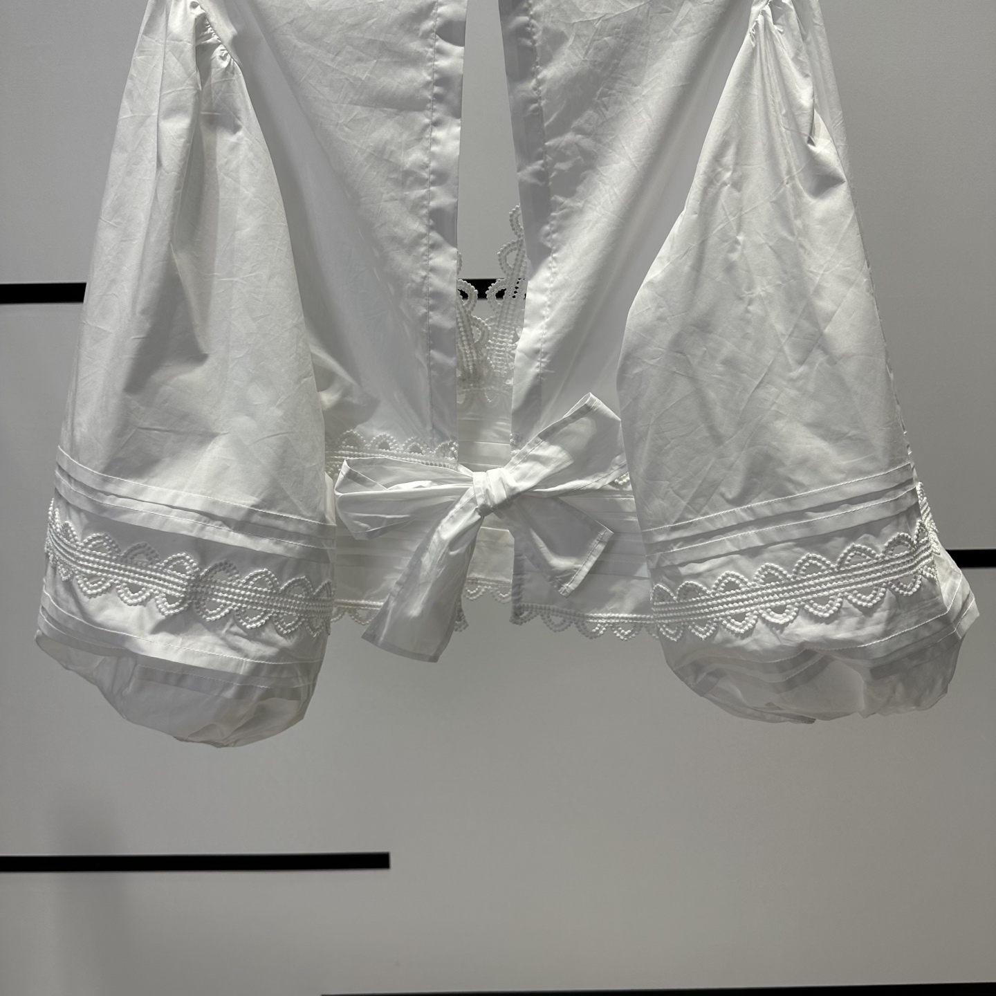 High-end Women’s Clothes: SandroB5092 Bubble-sleeved Shirts with Water Solution, Low-profile Design. - 图片 8