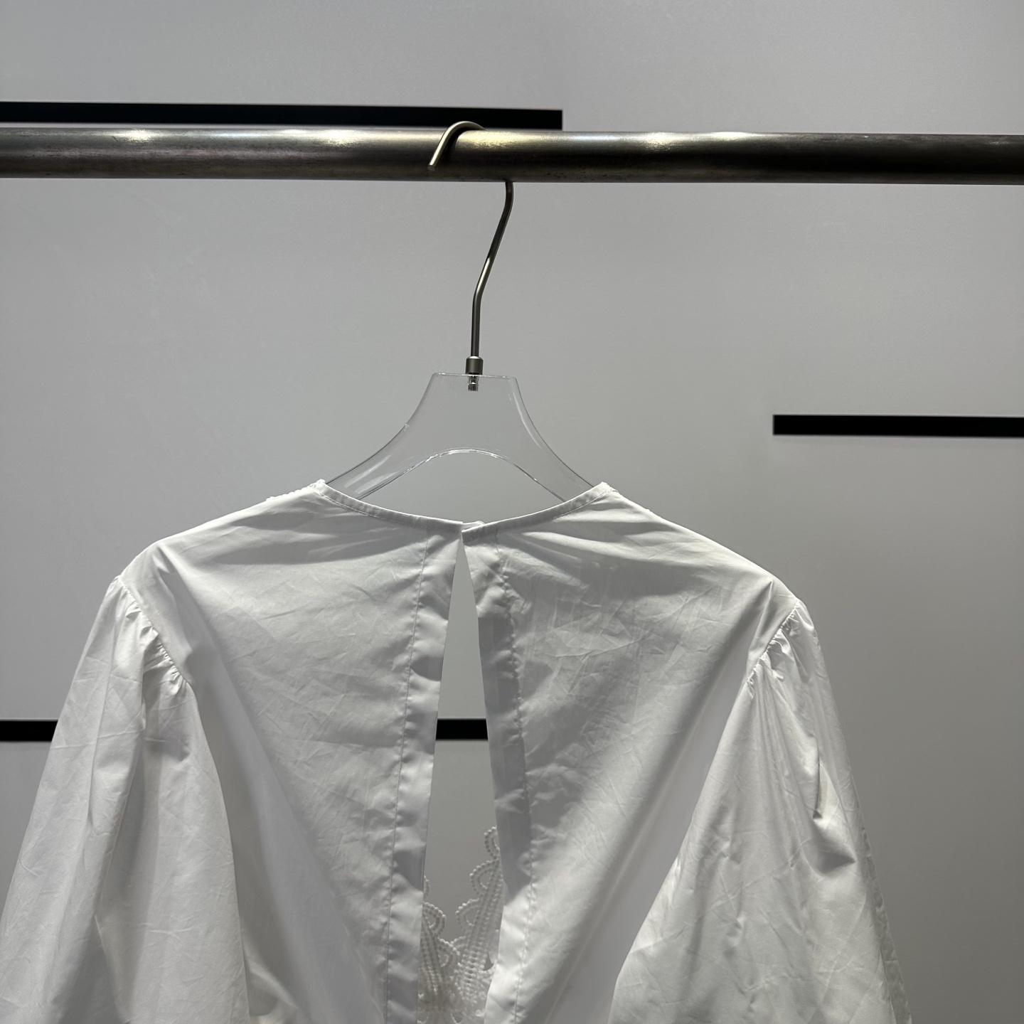 High-end Women’s Clothes: SandroB5092 Bubble-sleeved Shirts with Water Solution, Low-profile Design. - 图片 6