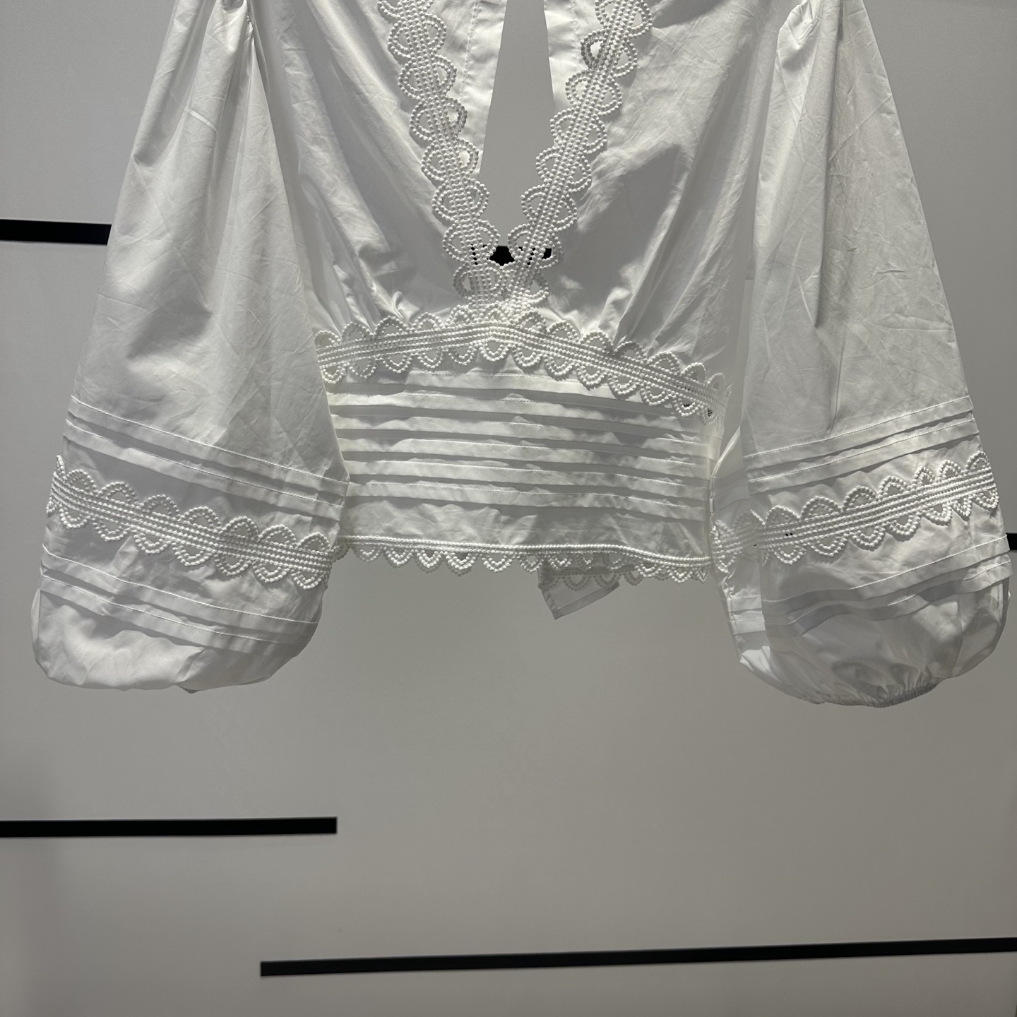 High-end Women’s Clothes: SandroB5092 Bubble-sleeved Shirts with Water Solution, Low-profile Design. - 图片 5