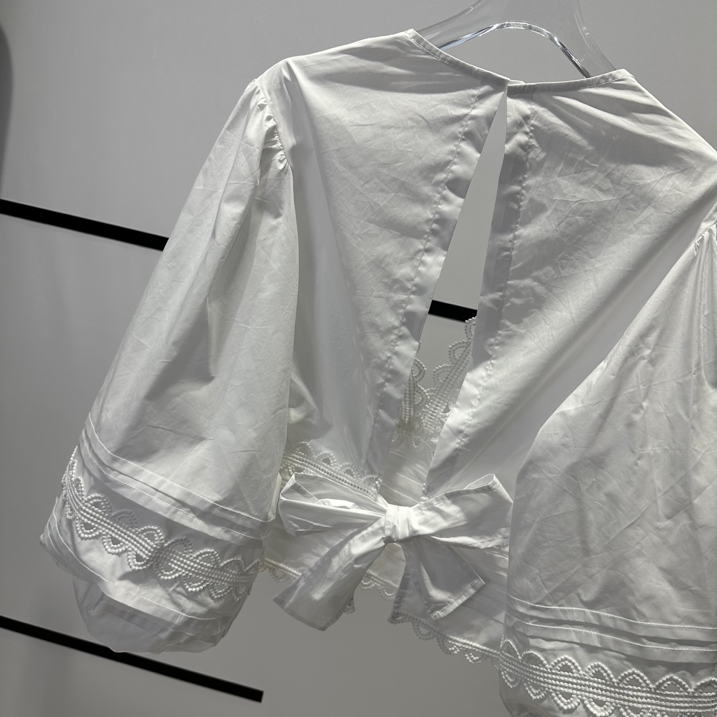 High-end Women’s Clothes: SandroB5092 Bubble-sleeved Shirts with Water Solution, Low-profile Design. - 图片 7