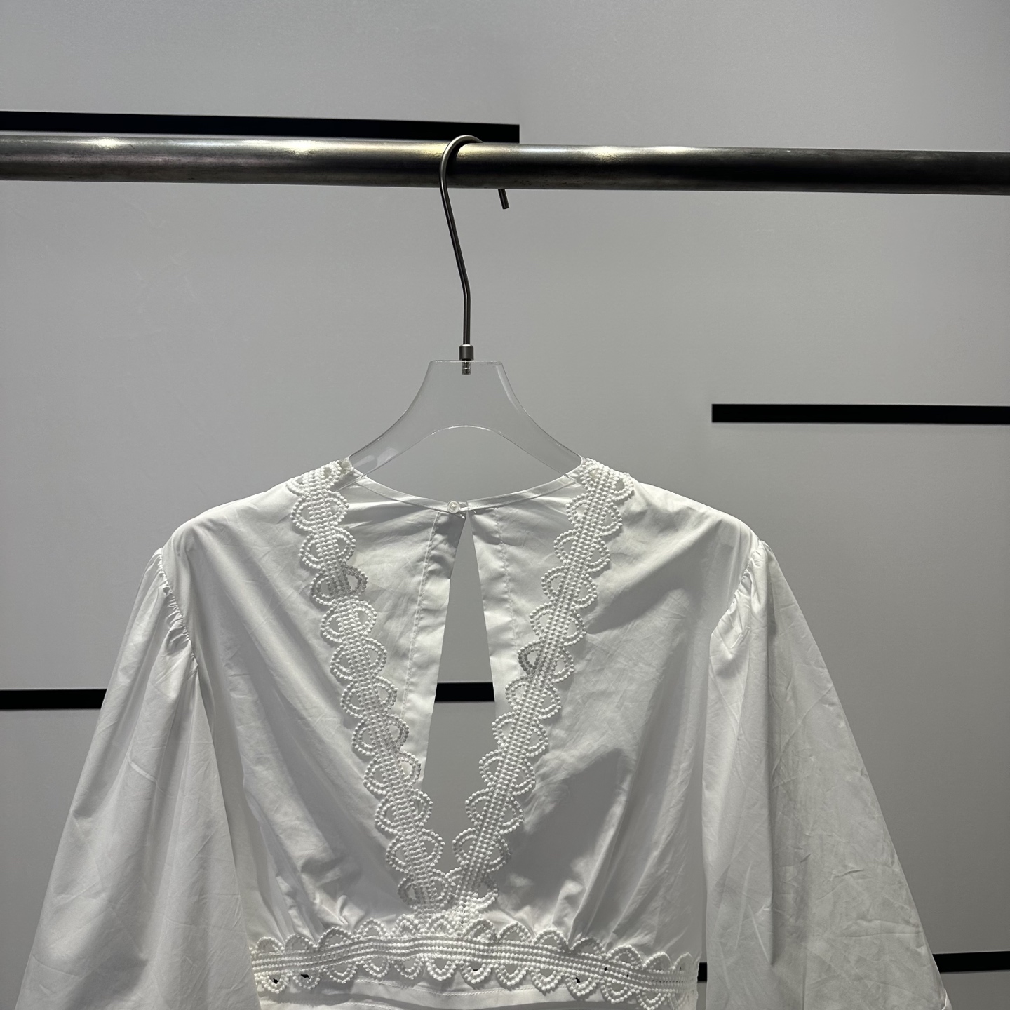 High-end Women’s Clothes: SandroB5092 Bubble-sleeved Shirts with Water Solution, Low-profile Design. - 图片 3