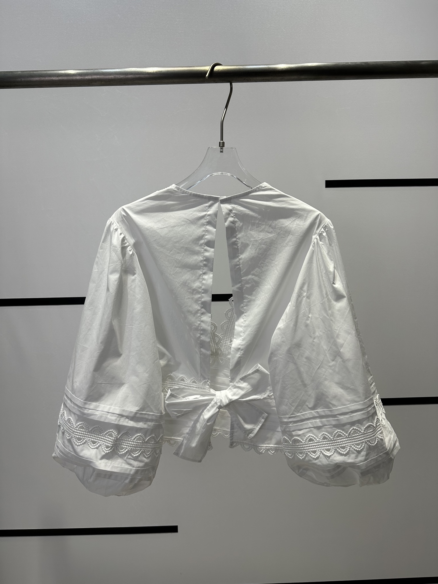 High-end Women’s Clothes: SandroB5092 Bubble-sleeved Shirts with Water Solution, Low-profile Design. - 图片 2