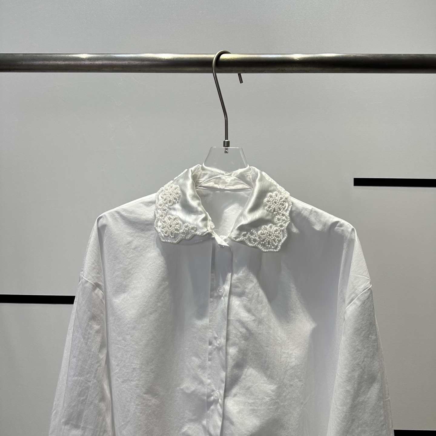 “High-Quality Female Suit Paired with White Nailed Collar Shirt for Leisure Satisfaction” - 图片 3