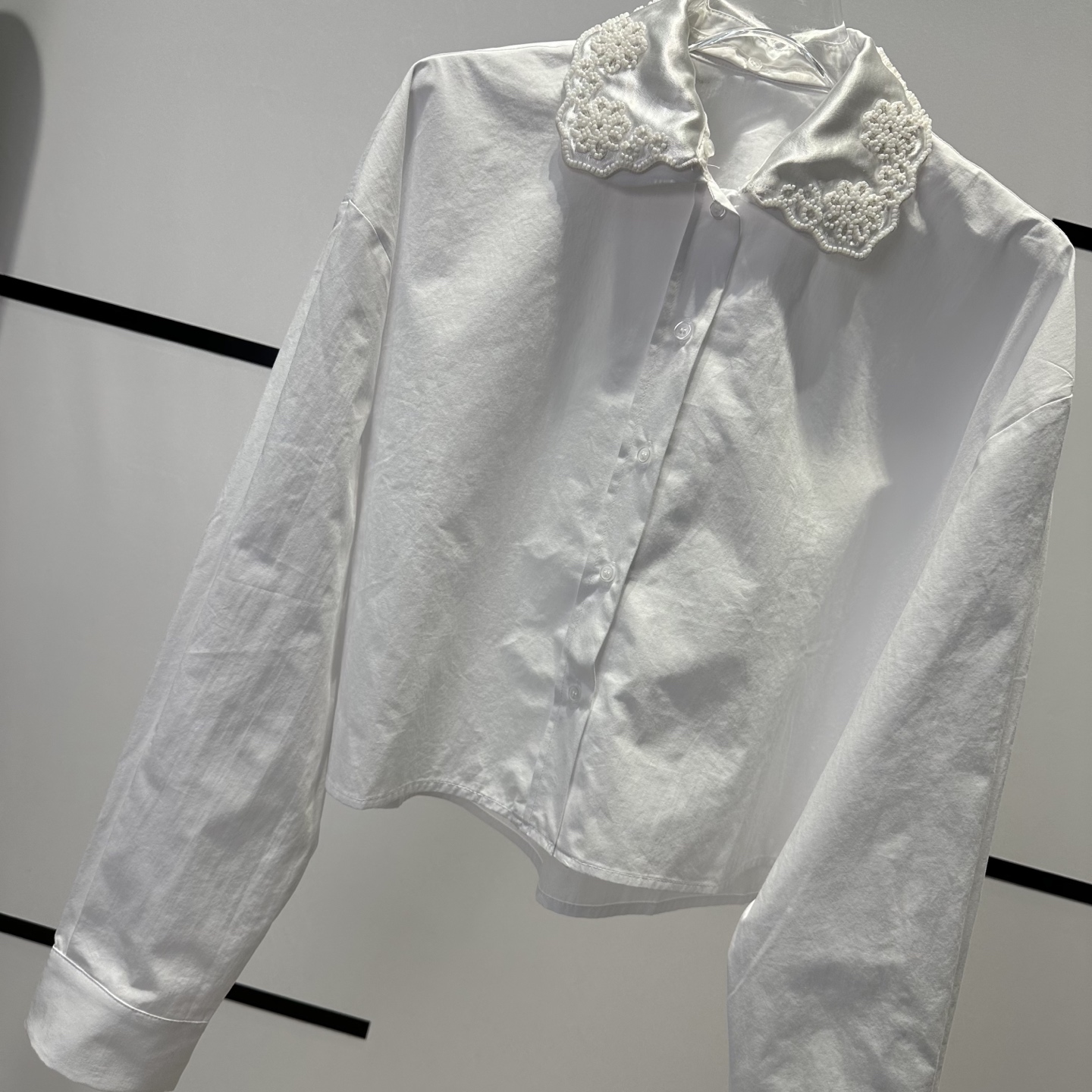 “High-Quality Female Suit Paired with White Nailed Collar Shirt for Leisure Satisfaction” - 图片 4