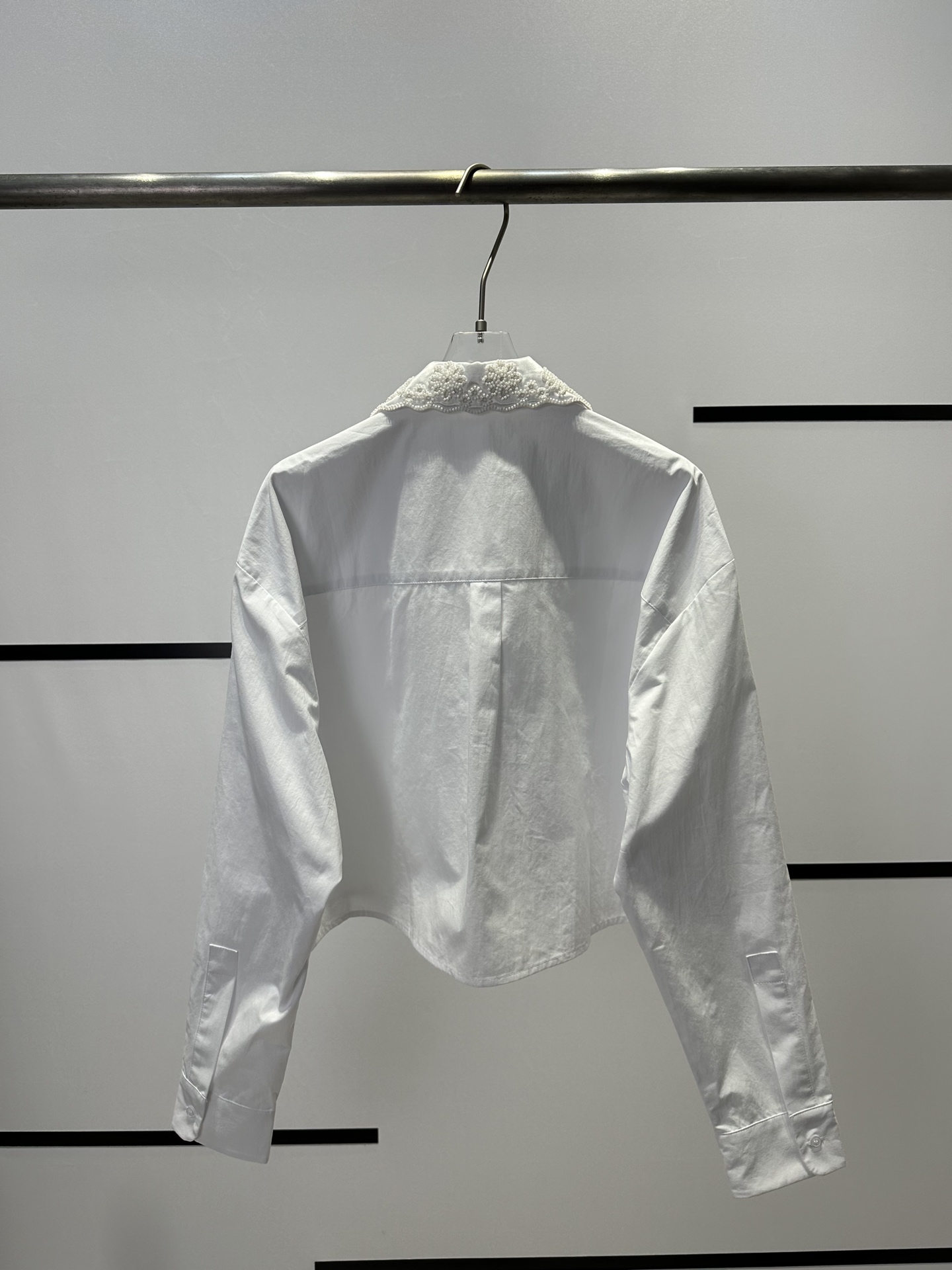 “High-Quality Female Suit Paired with White Nailed Collar Shirt for Leisure Satisfaction” - 图片 2