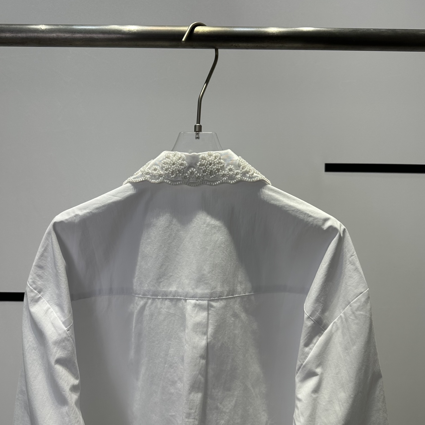 “High-Quality Female Suit Paired with White Nailed Collar Shirt for Leisure Satisfaction” - 图片 6