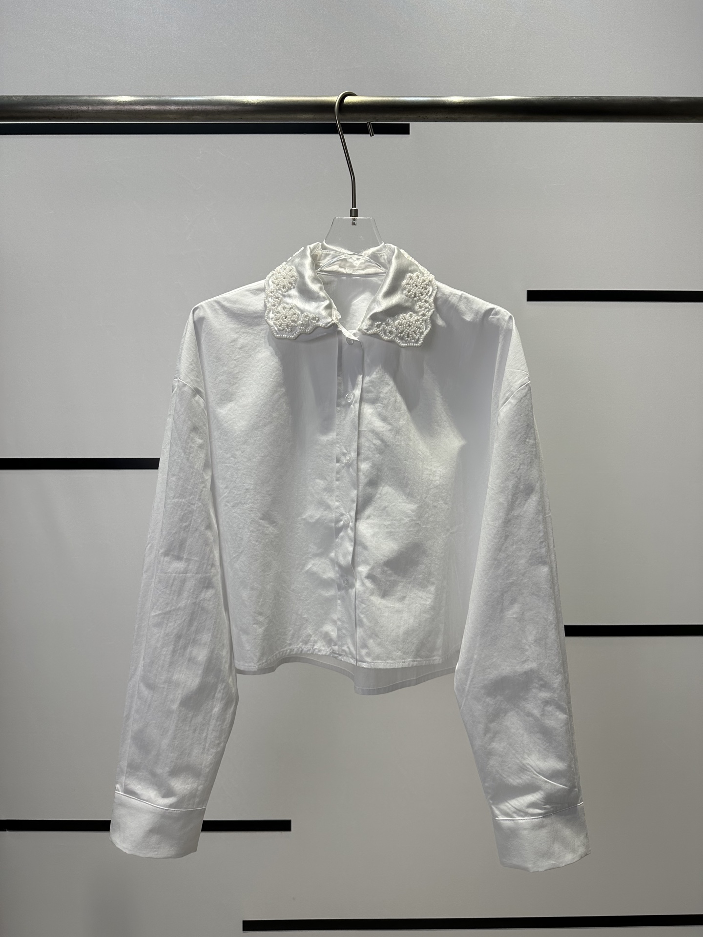 “High-Quality Female Suit Paired with White Nailed Collar Shirt for Leisure Satisfaction”