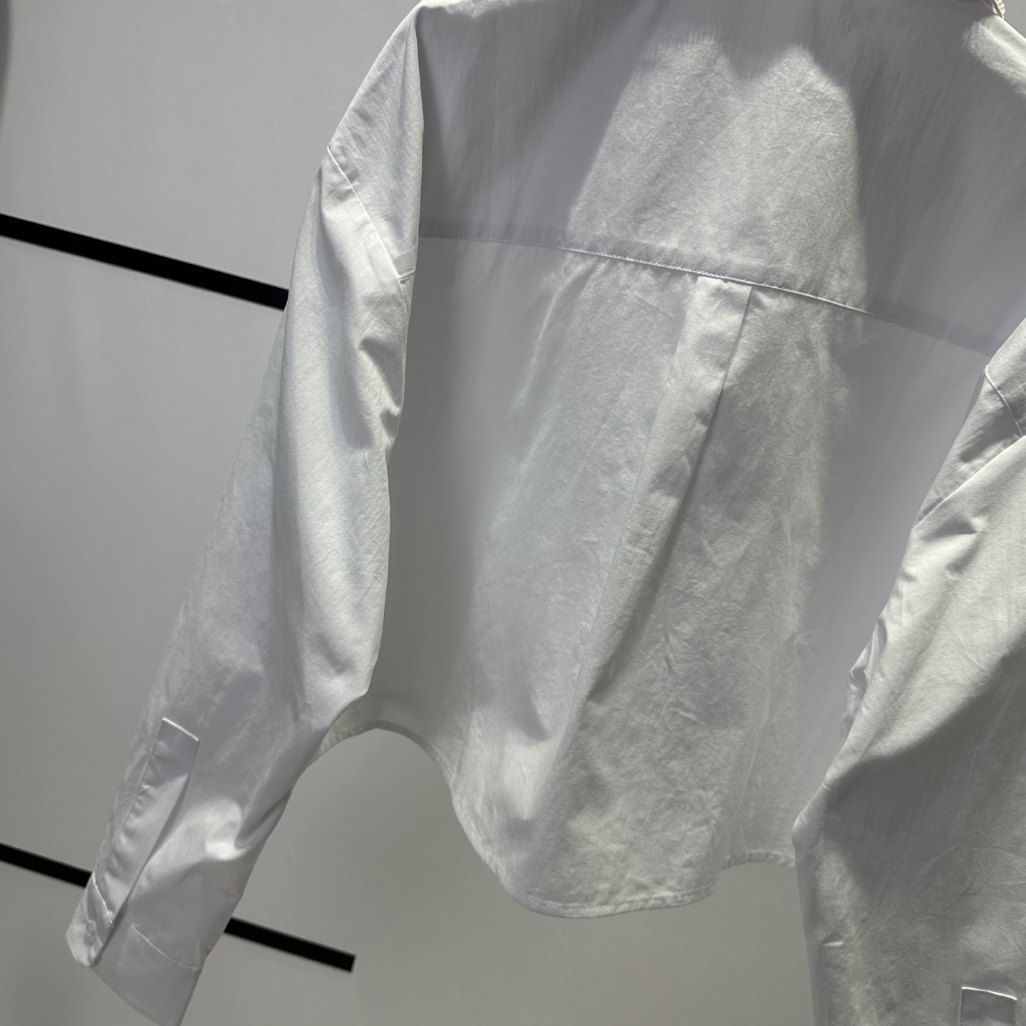 “High-Quality Female Suit Paired with White Nailed Collar Shirt for Leisure Satisfaction” - 图片 7