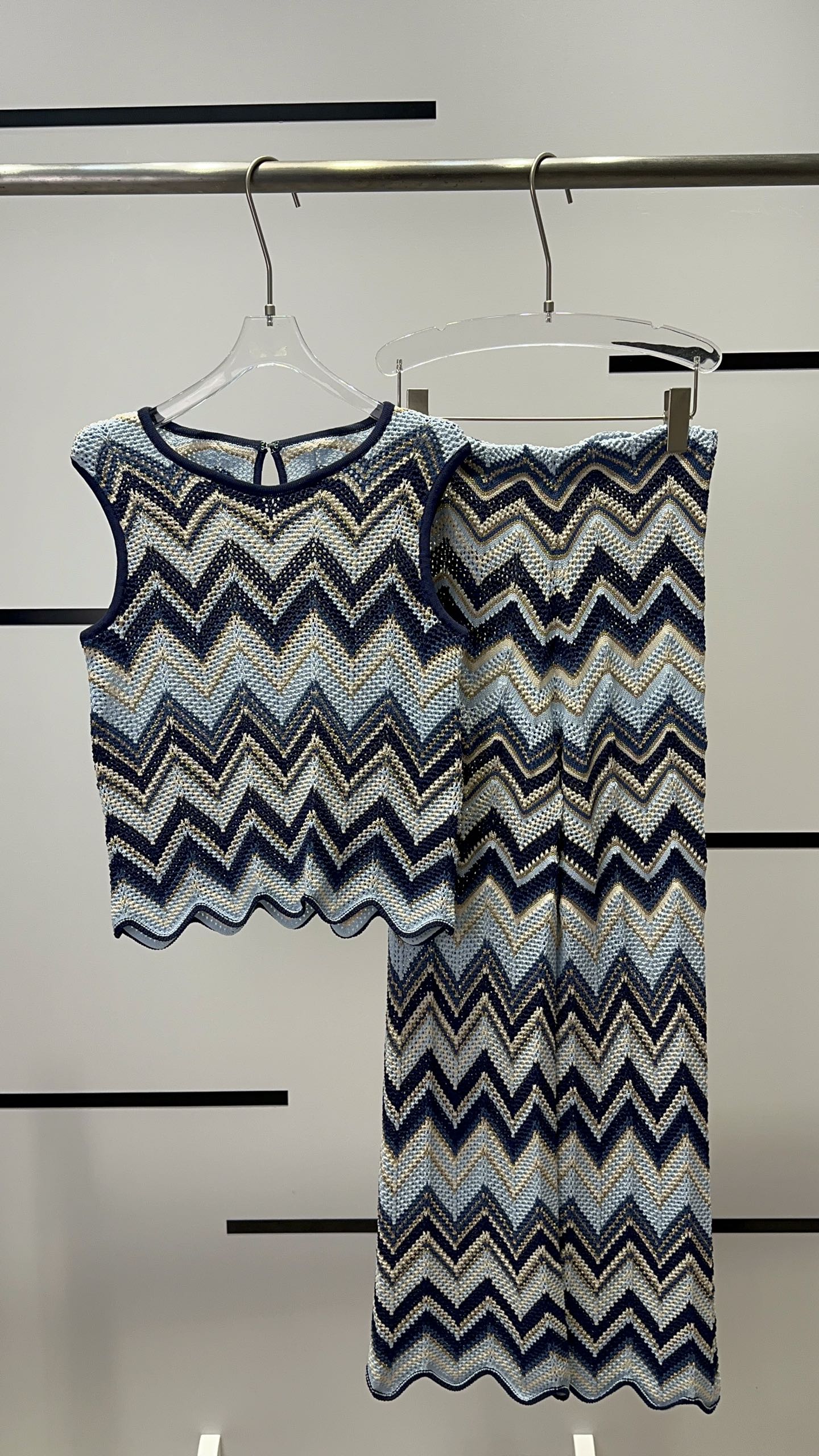 Maje A66114 Women’s Suit: High-End Quality, Wave-Lined Design, Custom Weave, Flattering Fit - 图片 1