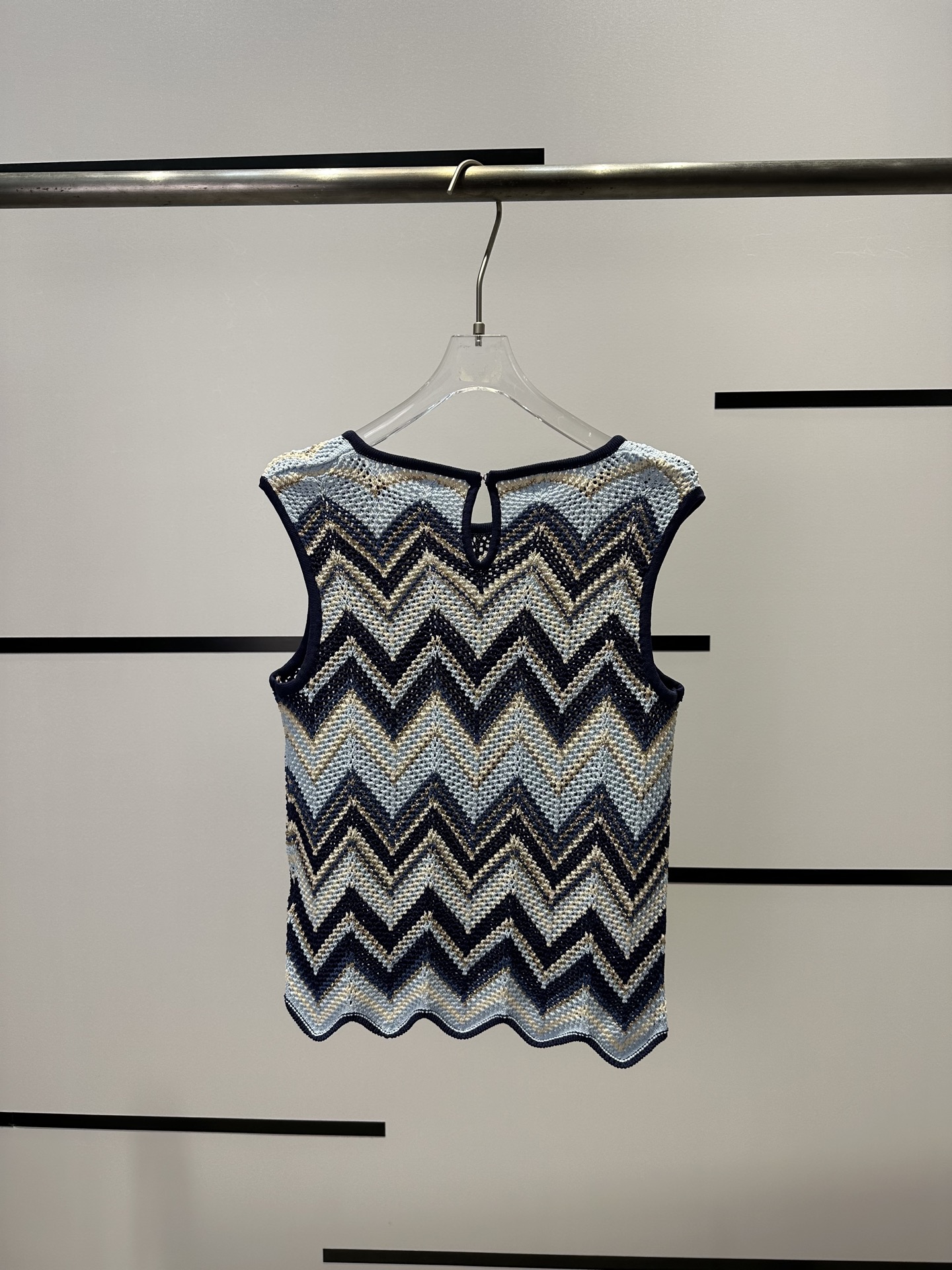 Maje A66114 Women’s Suit: High-End Quality, Wave-Lined Design, Custom Weave, Flattering Fit - 图片 3