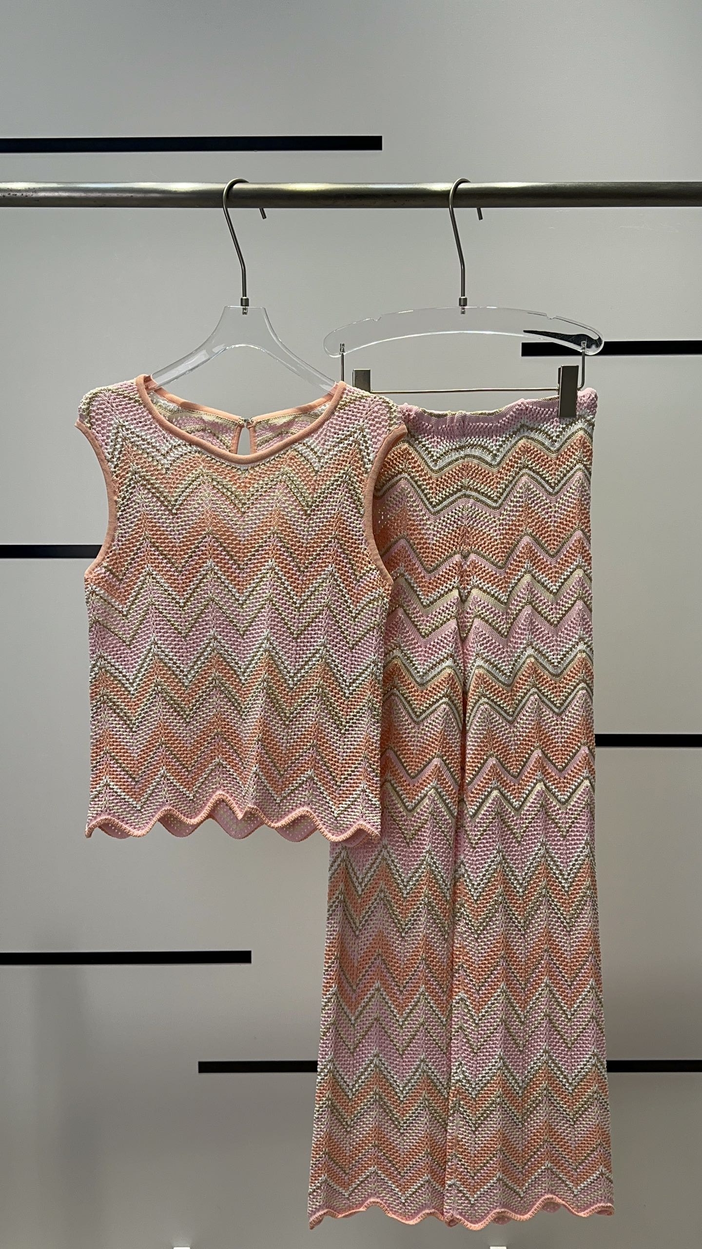 High-Quality Women’s Outfits by MajeA: Stylish T-shirts, Vests, and Pants Suit - 图片 1