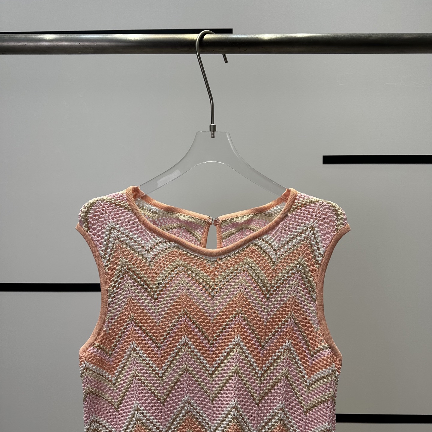 High-Quality Women’s Outfits by MajeA: Stylish T-shirts, Vests, and Pants Suit - 图片 4