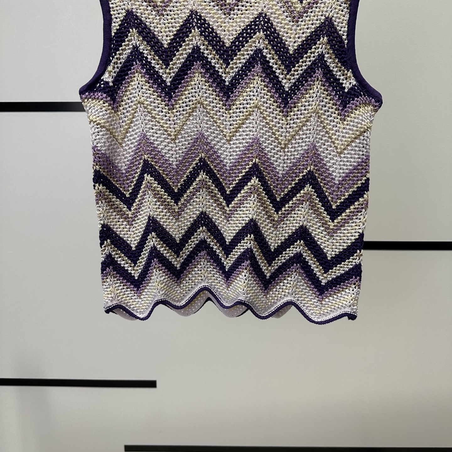 High-End Women’s Outfits by P391 T-shirt: MajeA Wave-Tweeted Vests and Custom Yarns - 图片 6