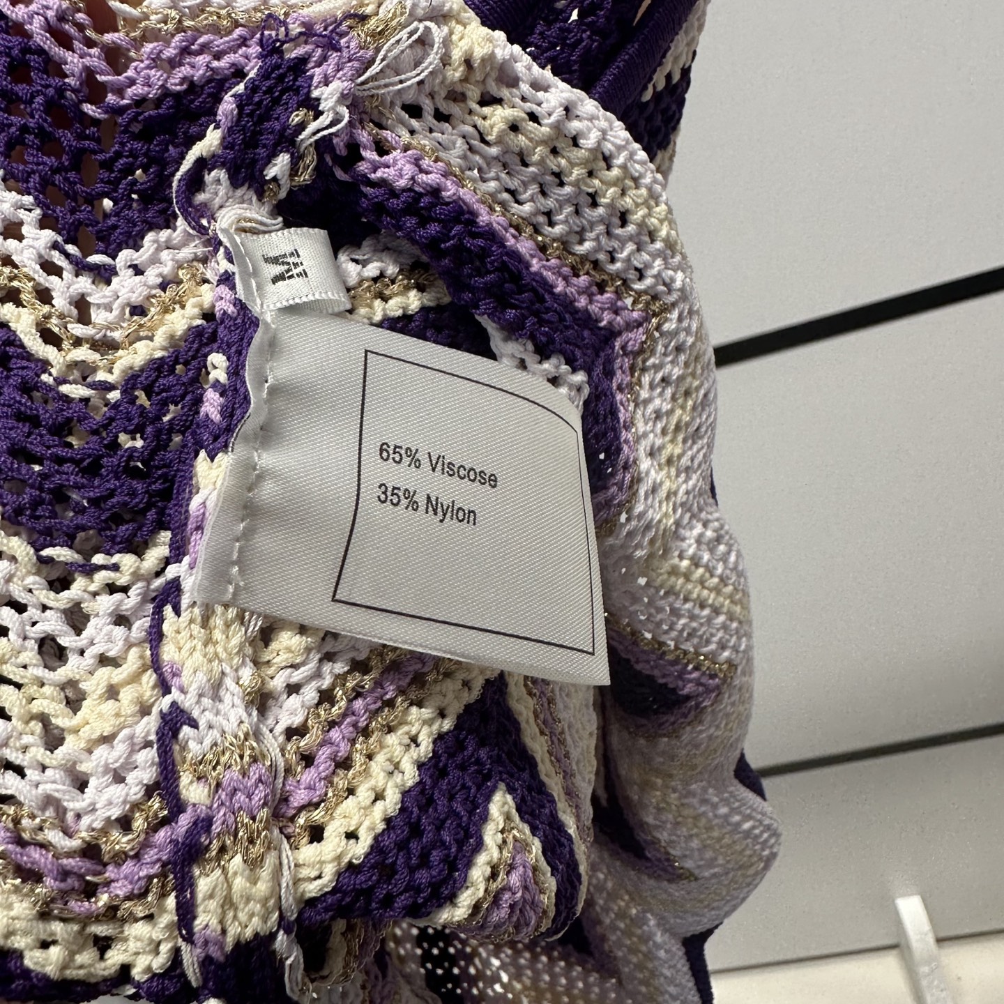High-End Women’s Outfits by P391 T-shirt: MajeA Wave-Tweeted Vests and Custom Yarns - 图片 9