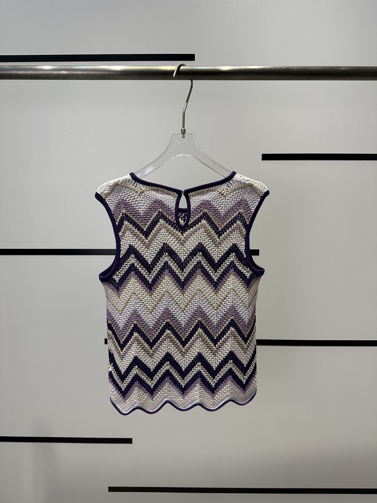 High-End Women’s Outfits by P391 T-shirt: MajeA Wave-Tweeted Vests and Custom Yarns - 图片 3