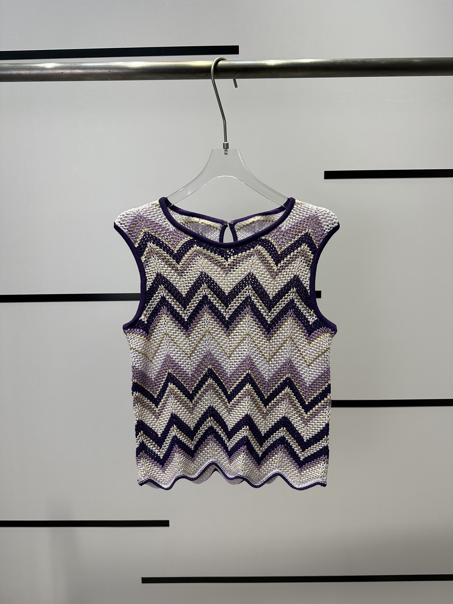 High-End Women’s Outfits by P391 T-shirt: MajeA Wave-Tweeted Vests and Custom Yarns - 图片 2