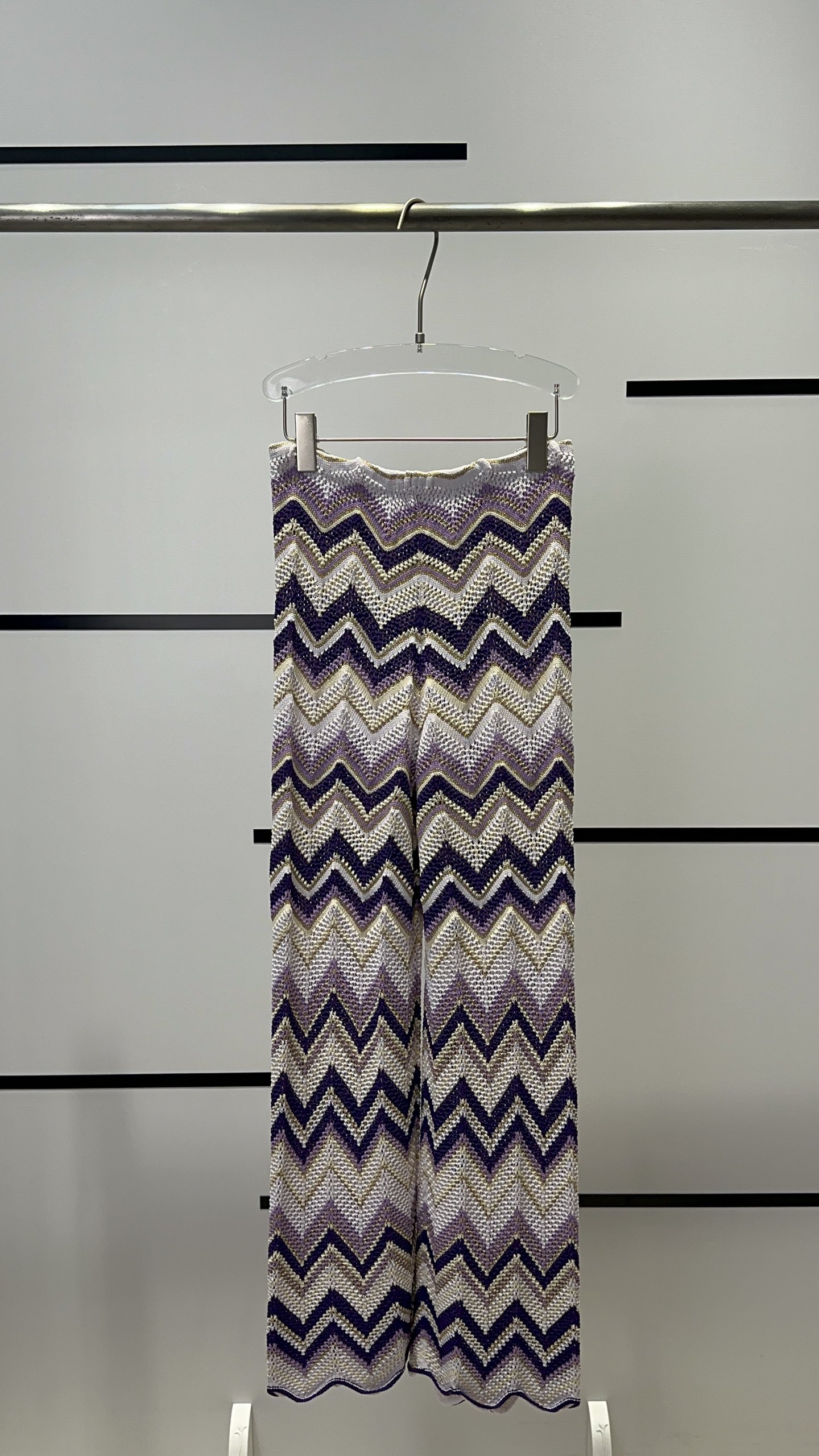 High-End Women’s Outfits by P391 T-shirt: MajeA Wave-Tweeted Vests and Custom Yarns - 图片 8