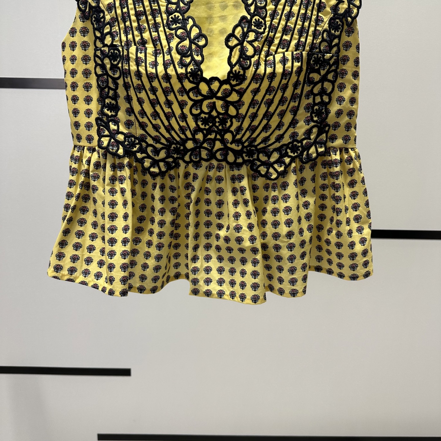 High-end Women’s Clothes: SandroB5212 Collection Features Embroidered Velvet and Unique Designs - 图片 5