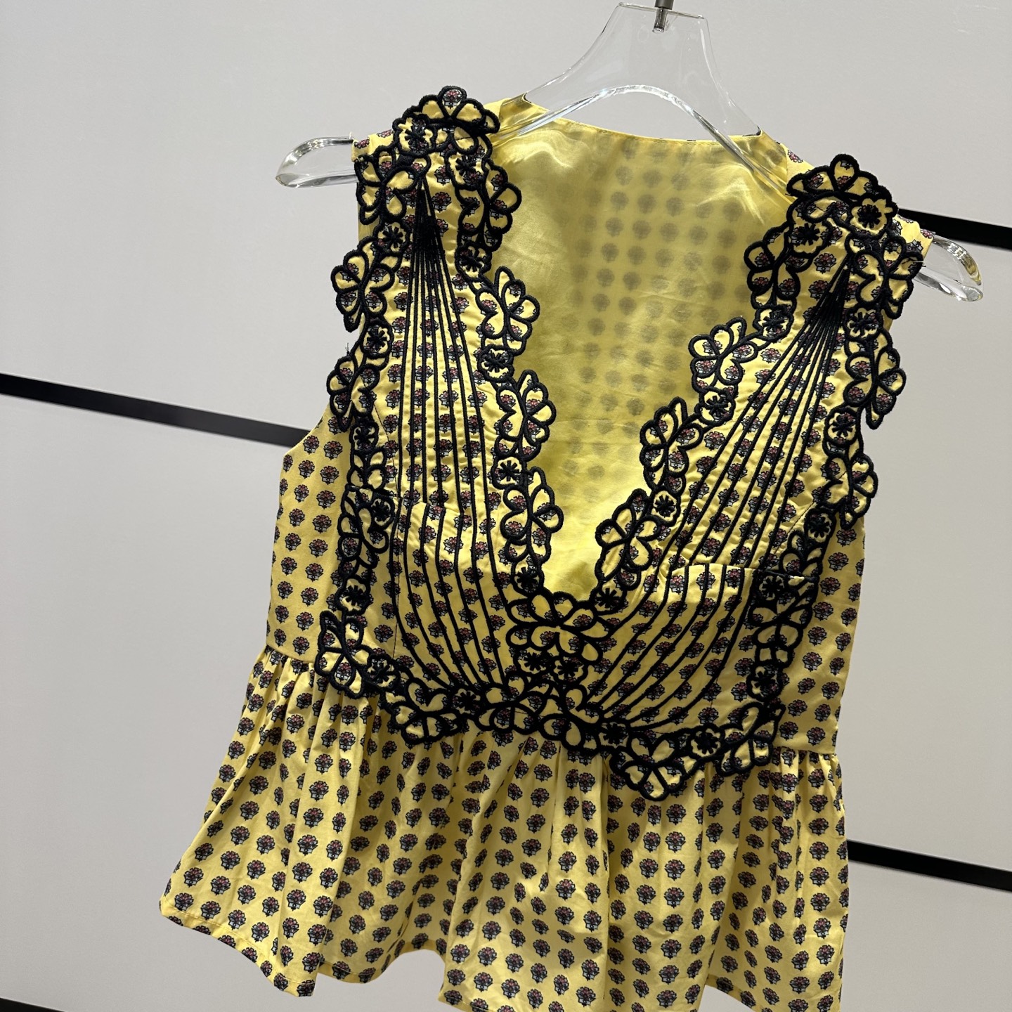 High-end Women’s Clothes: SandroB5212 Collection Features Embroidered Velvet and Unique Designs - 图片 4