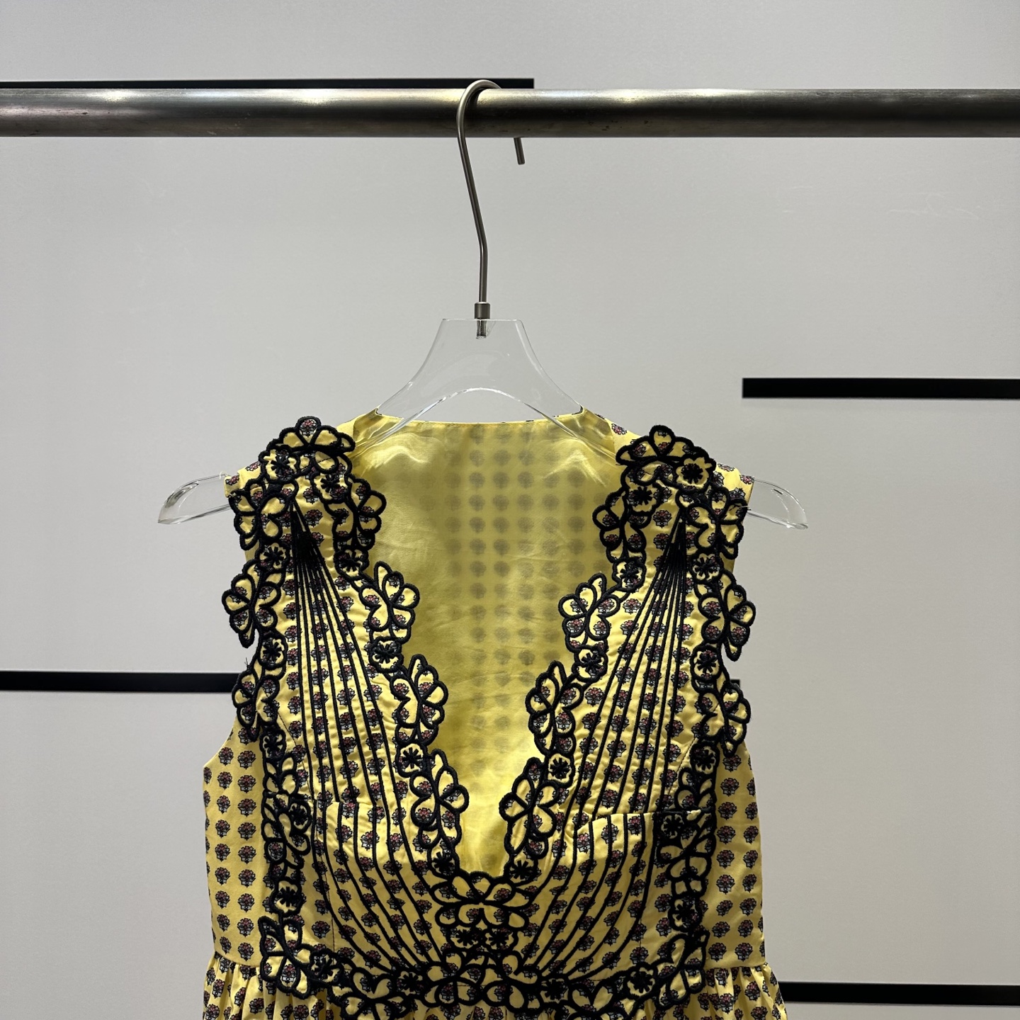 High-end Women’s Clothes: SandroB5212 Collection Features Embroidered Velvet and Unique Designs - 图片 3