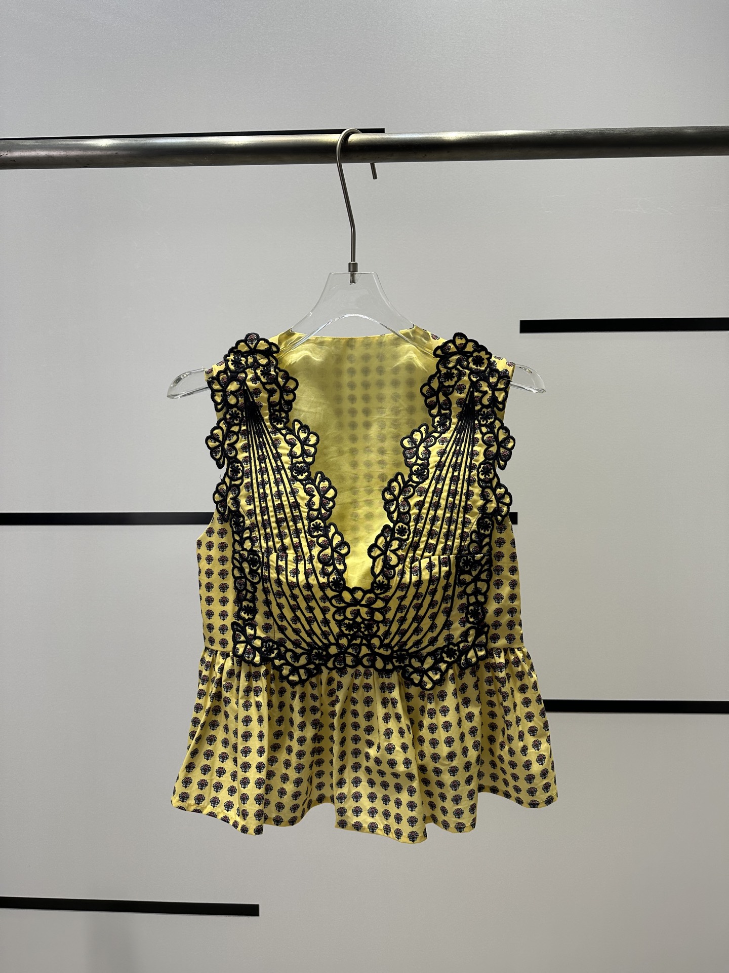 High-end Women’s Clothes: SandroB5212 Collection Features Embroidered Velvet and Unique Designs