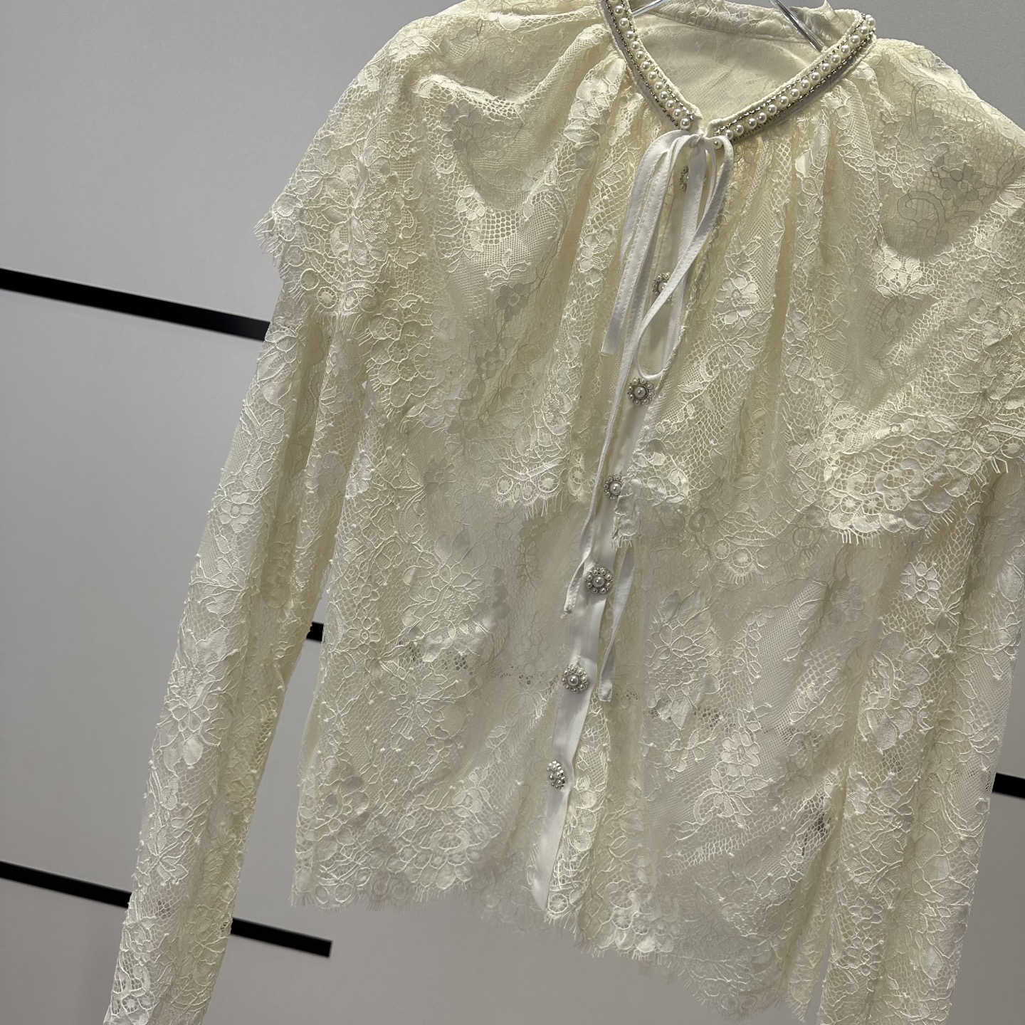 Fashion Highlights: High-end Women’s Clothes Featuring French Star and White-Laced Cape Shirt - 图片 4