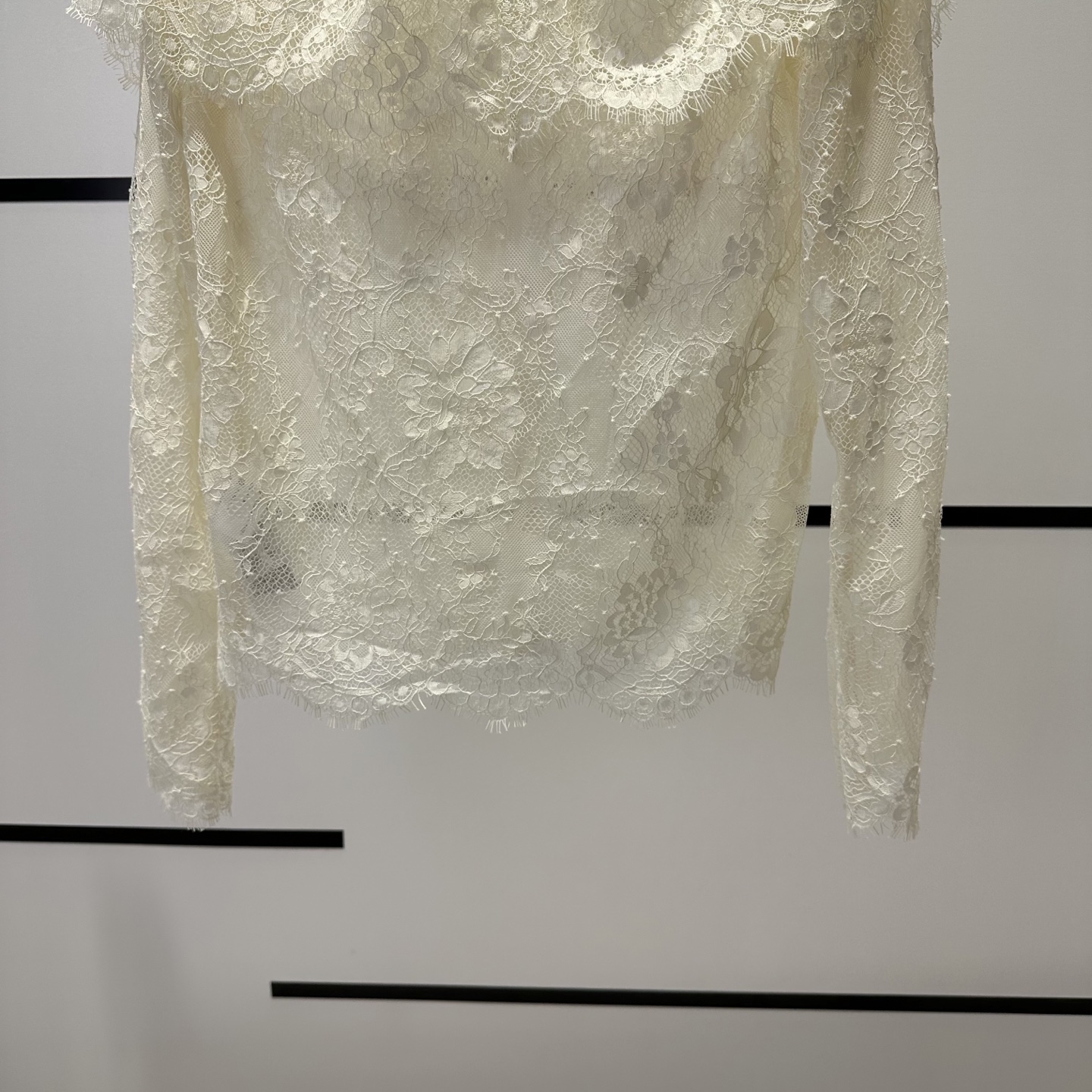 Fashion Highlights: High-end Women’s Clothes Featuring French Star and White-Laced Cape Shirt - 图片 8