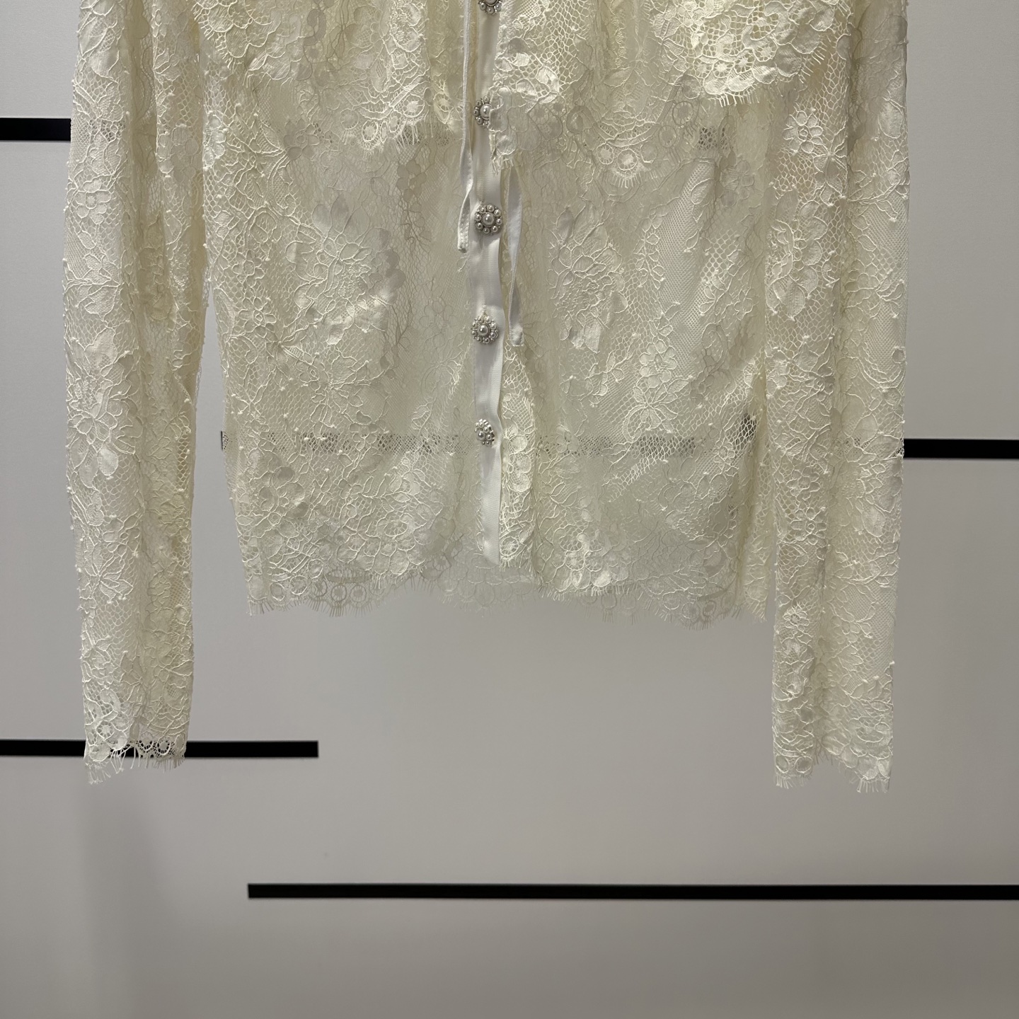 Fashion Highlights: High-end Women’s Clothes Featuring French Star and White-Laced Cape Shirt - 图片 5