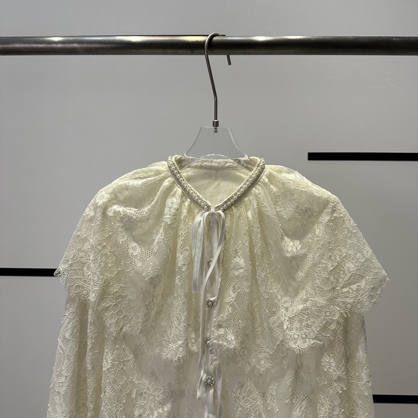 Fashion Highlights: High-end Women’s Clothes Featuring French Star and White-Laced Cape Shirt - 图片 3