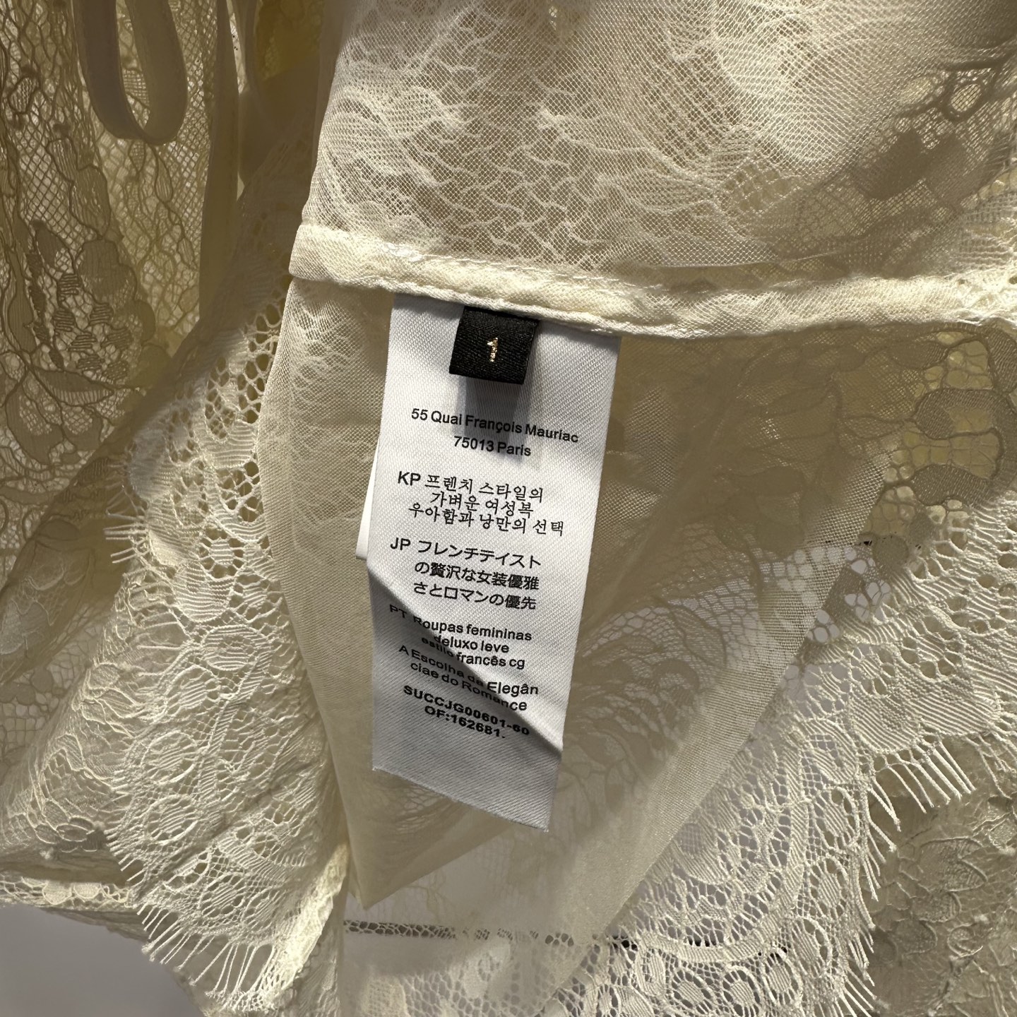 Fashion Highlights: High-end Women’s Clothes Featuring French Star and White-Laced Cape Shirt - 图片 9