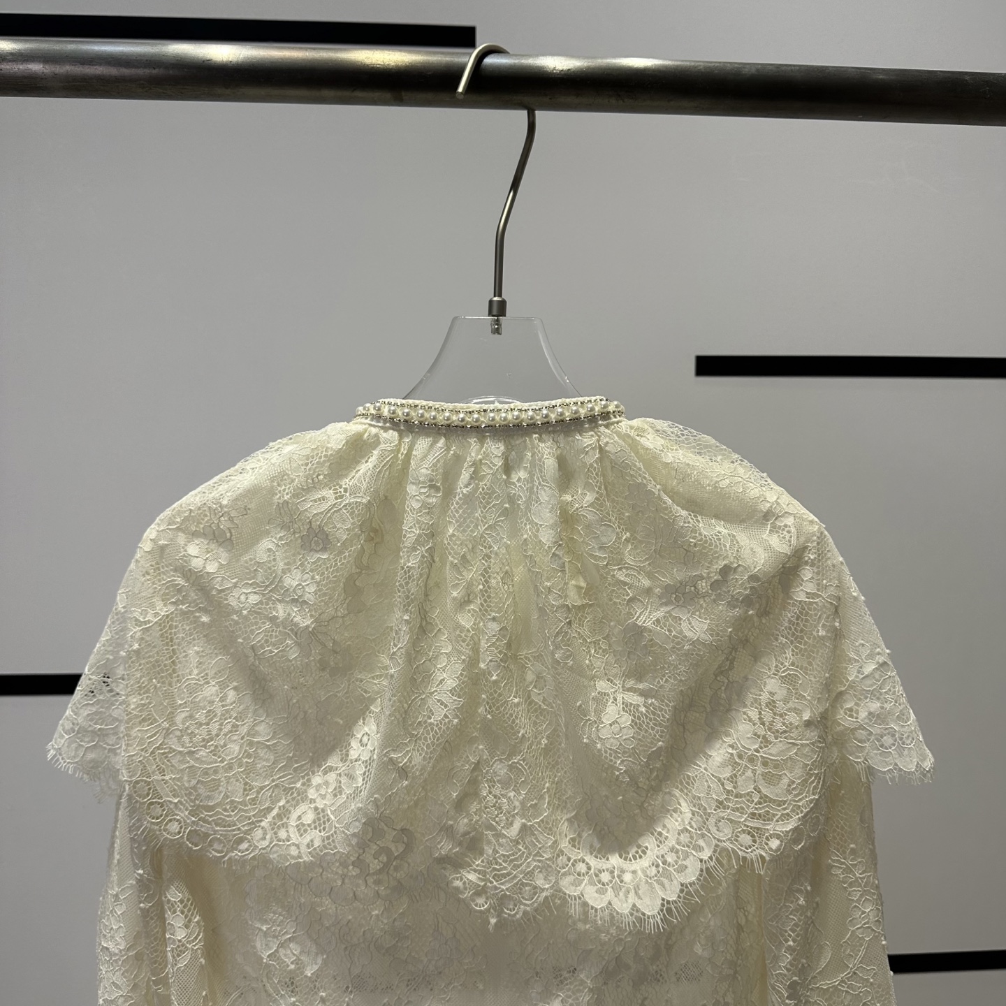 Fashion Highlights: High-end Women’s Clothes Featuring French Star and White-Laced Cape Shirt - 图片 6