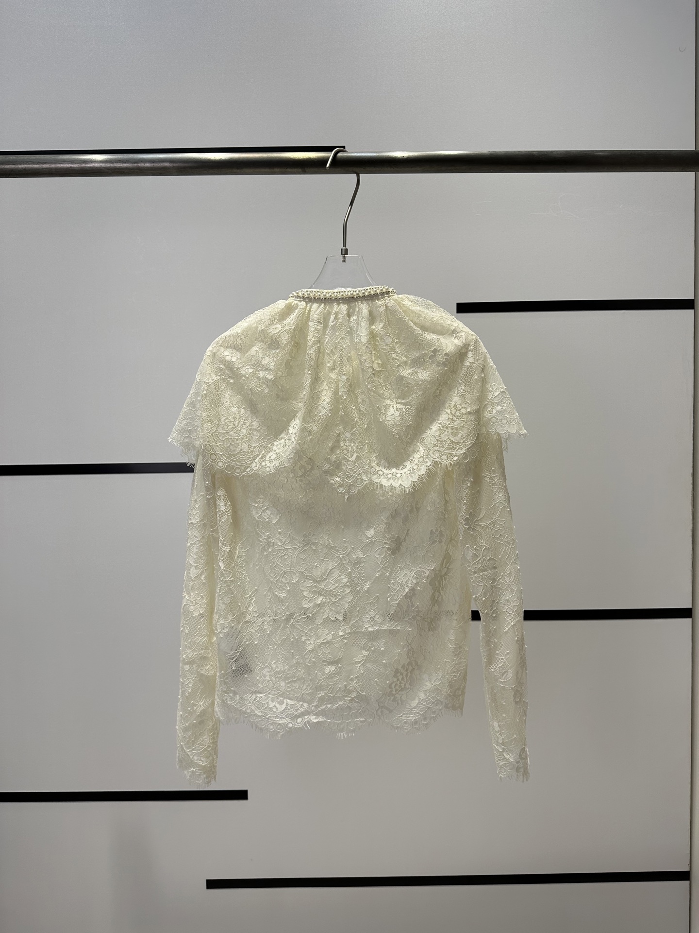 Fashion Highlights: High-end Women’s Clothes Featuring French Star and White-Laced Cape Shirt - 图片 2