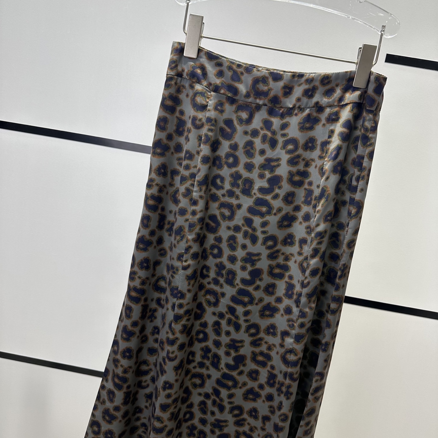 Stylish YSL Dress: High-End Quality, Leopard Design, Tailored Elegance, Perfect for Daily Wear - 图片 7