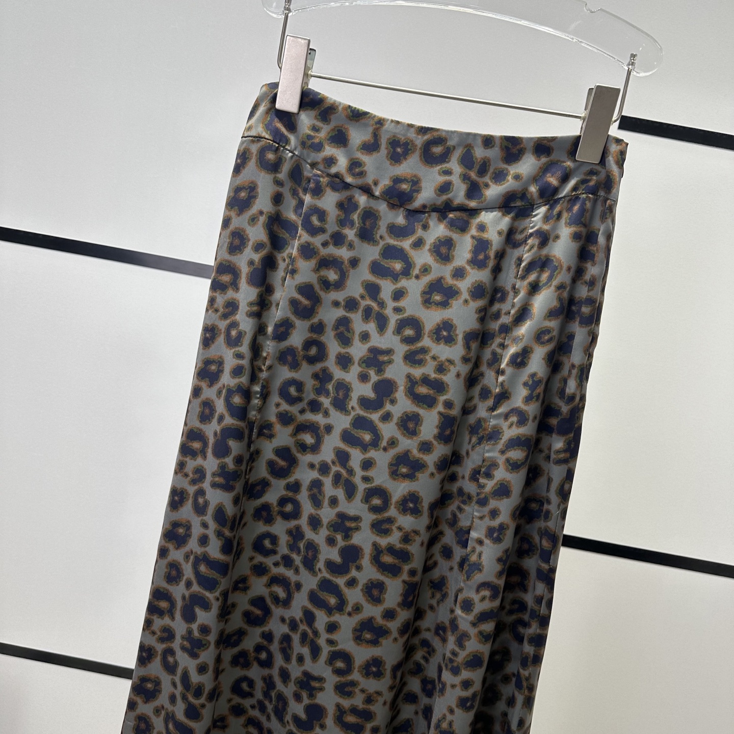 Stylish YSL Dress: High-End Quality, Leopard Design, Tailored Elegance, Perfect for Daily Wear - 图片 4