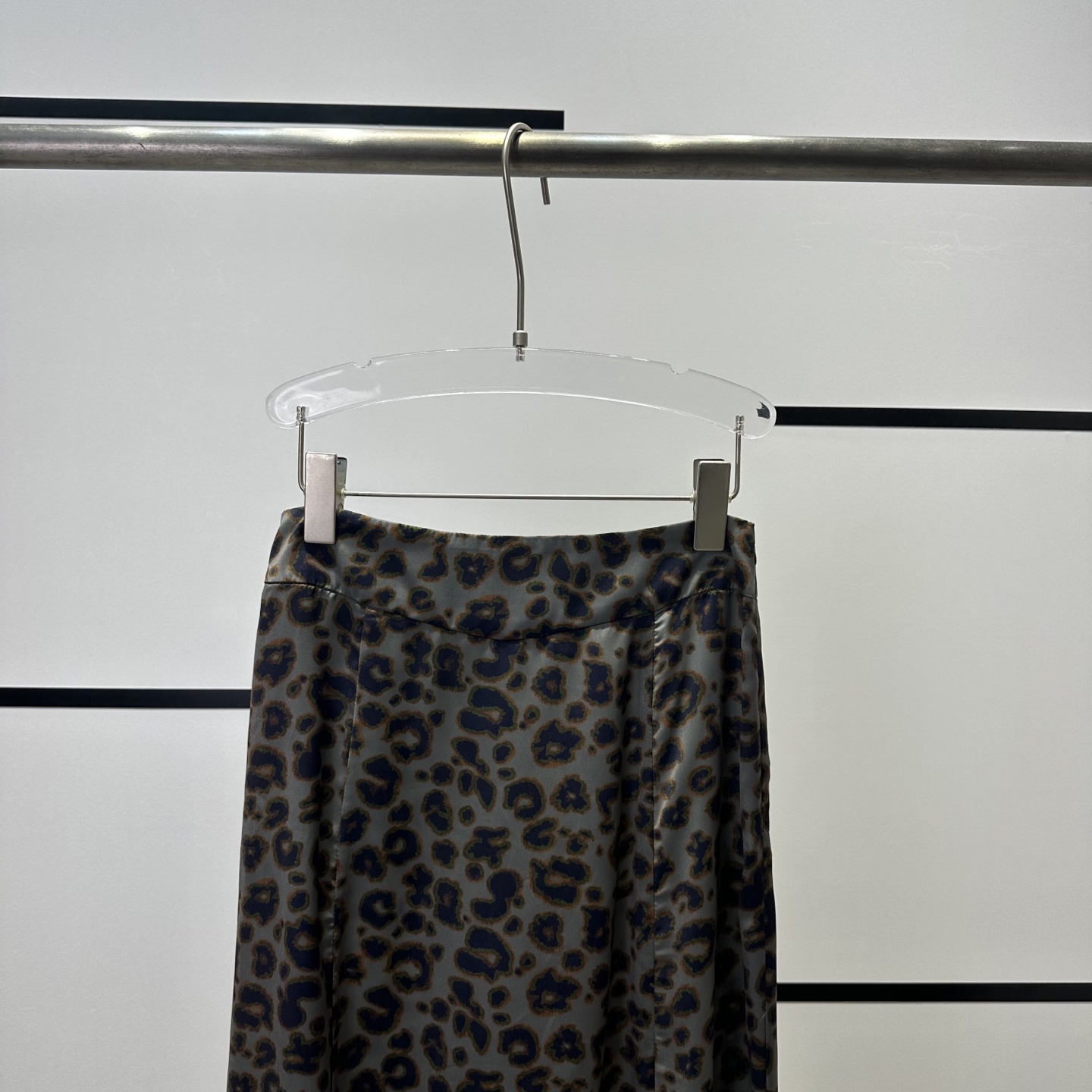 Stylish YSL Dress: High-End Quality, Leopard Design, Tailored Elegance, Perfect for Daily Wear - 图片 3